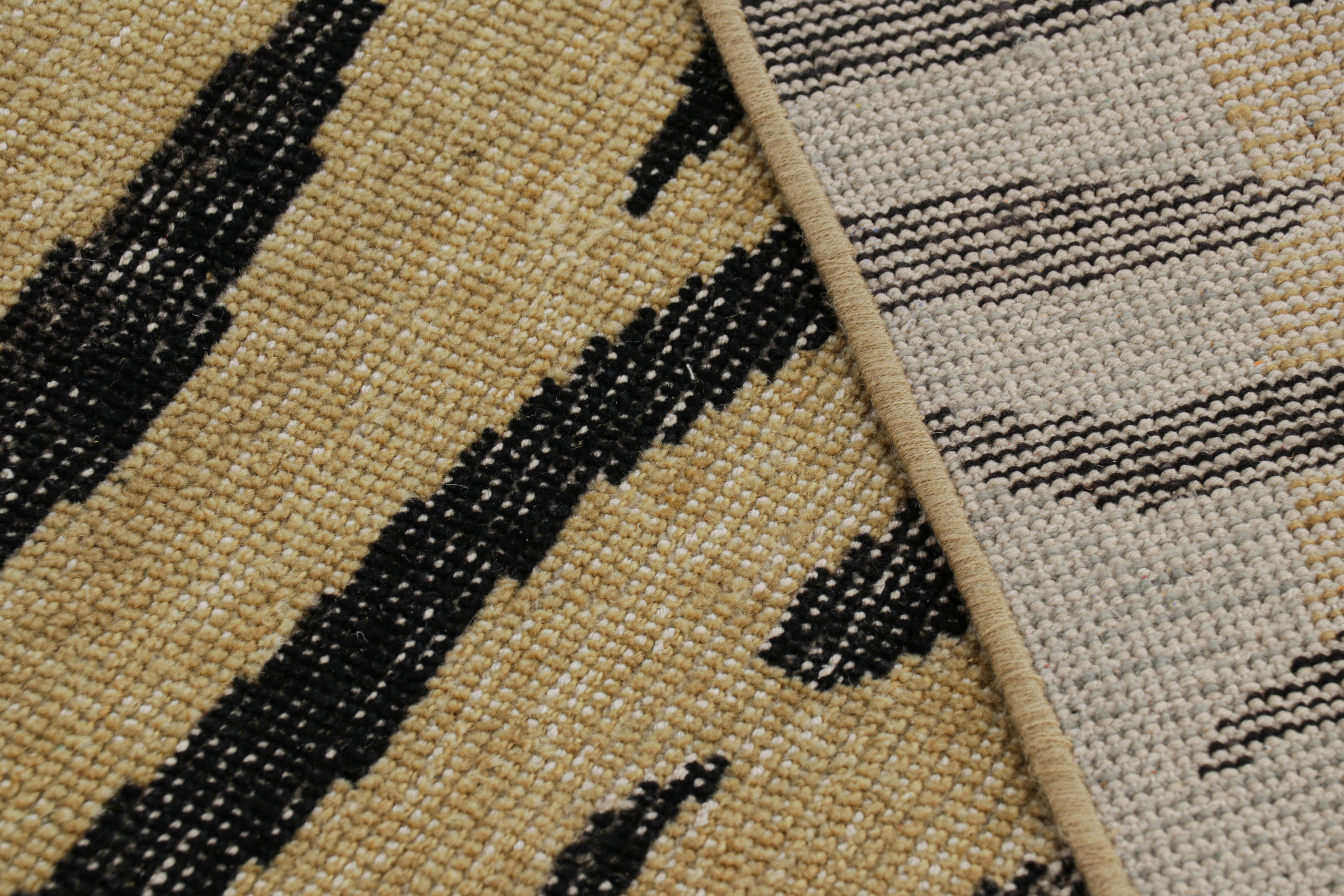 Lana Rug & Kilim è un tappeto in pelle di tigre con toni oro, nero e grigio. in vendita