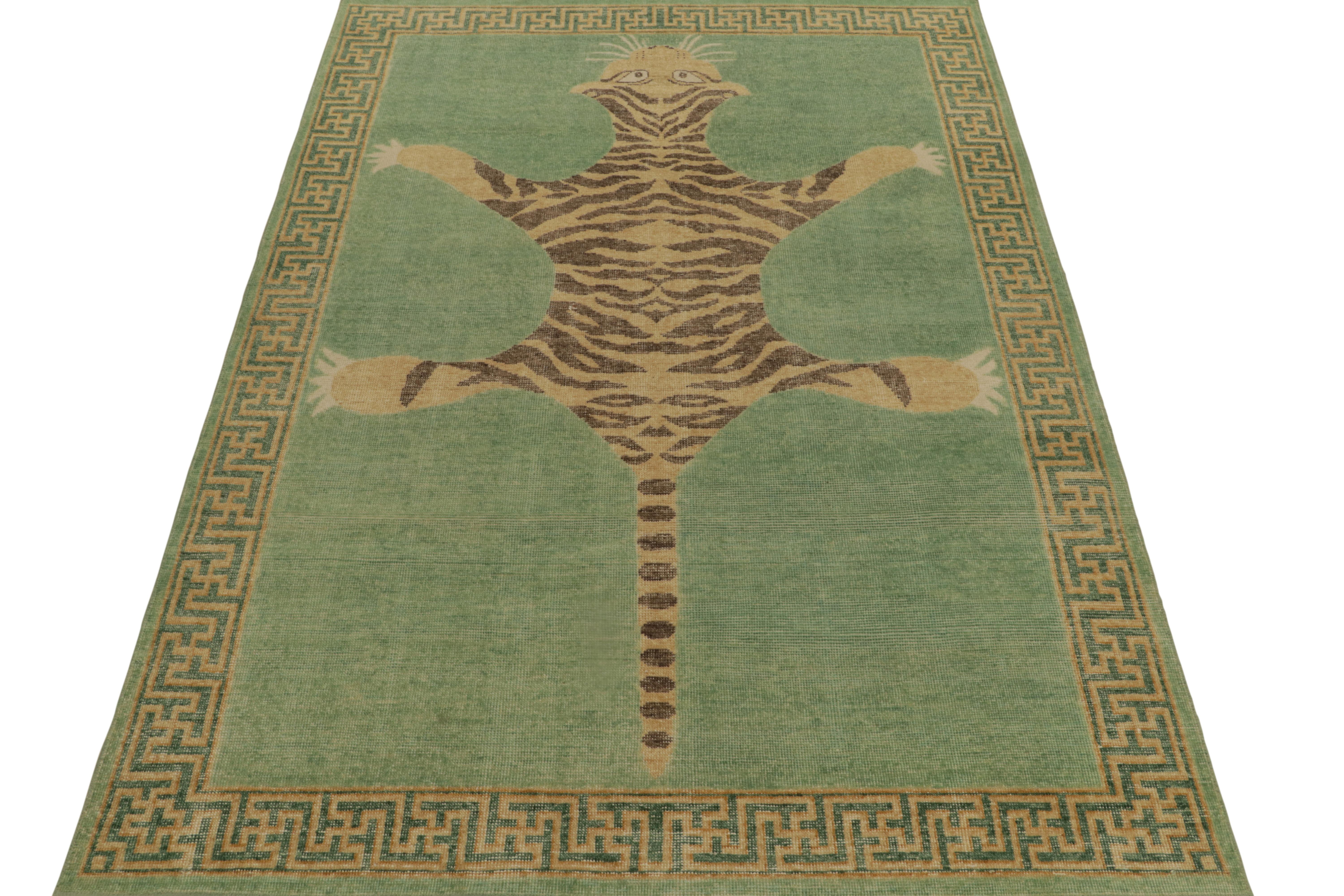 Altro Rug & Kilim è un tappeto in stile pelle di tigre consumata in verde, beige e nero. in vendita