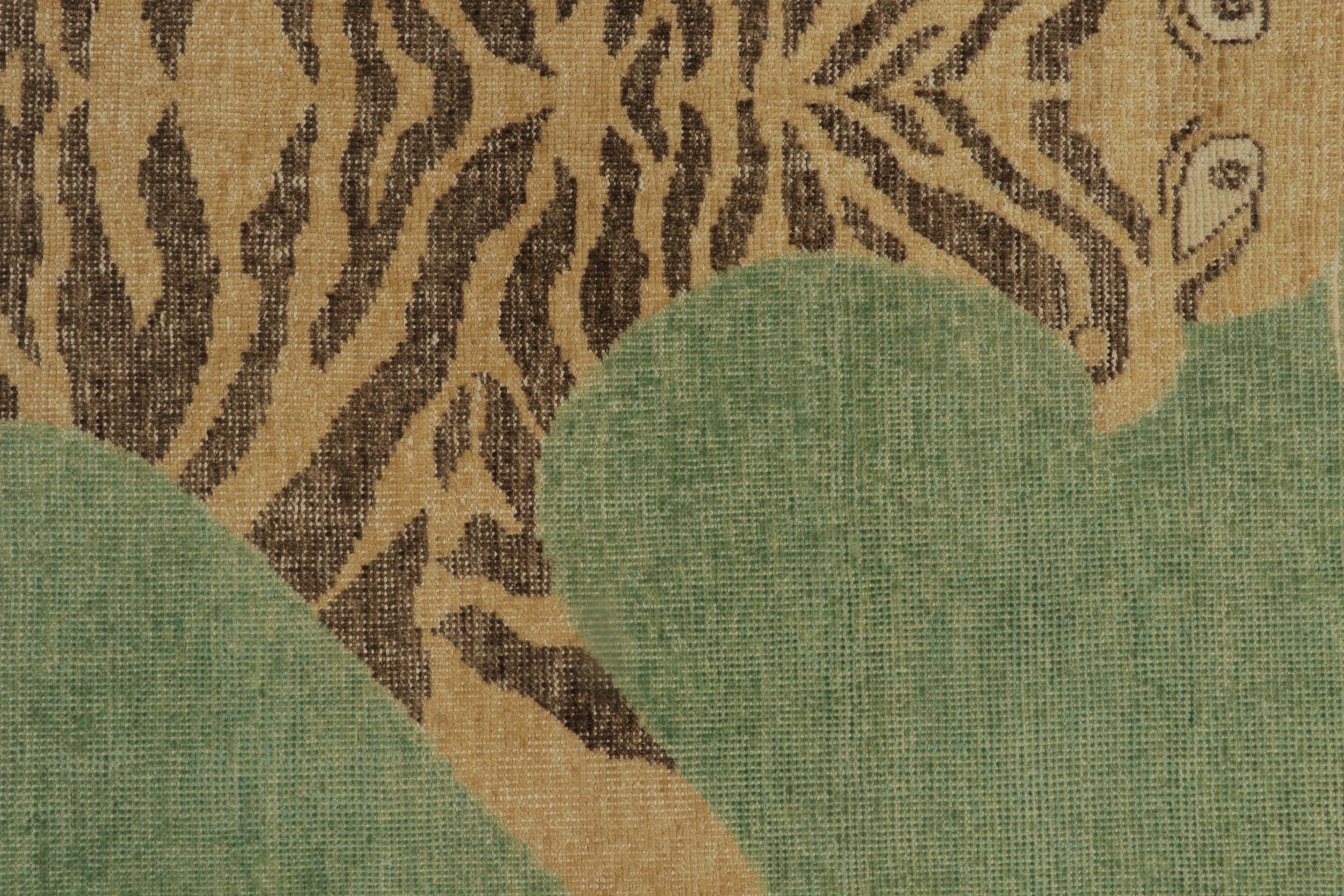 Annodato a mano Rug & Kilim è un tappeto in stile pelle di tigre consumata in verde, beige e nero. in vendita