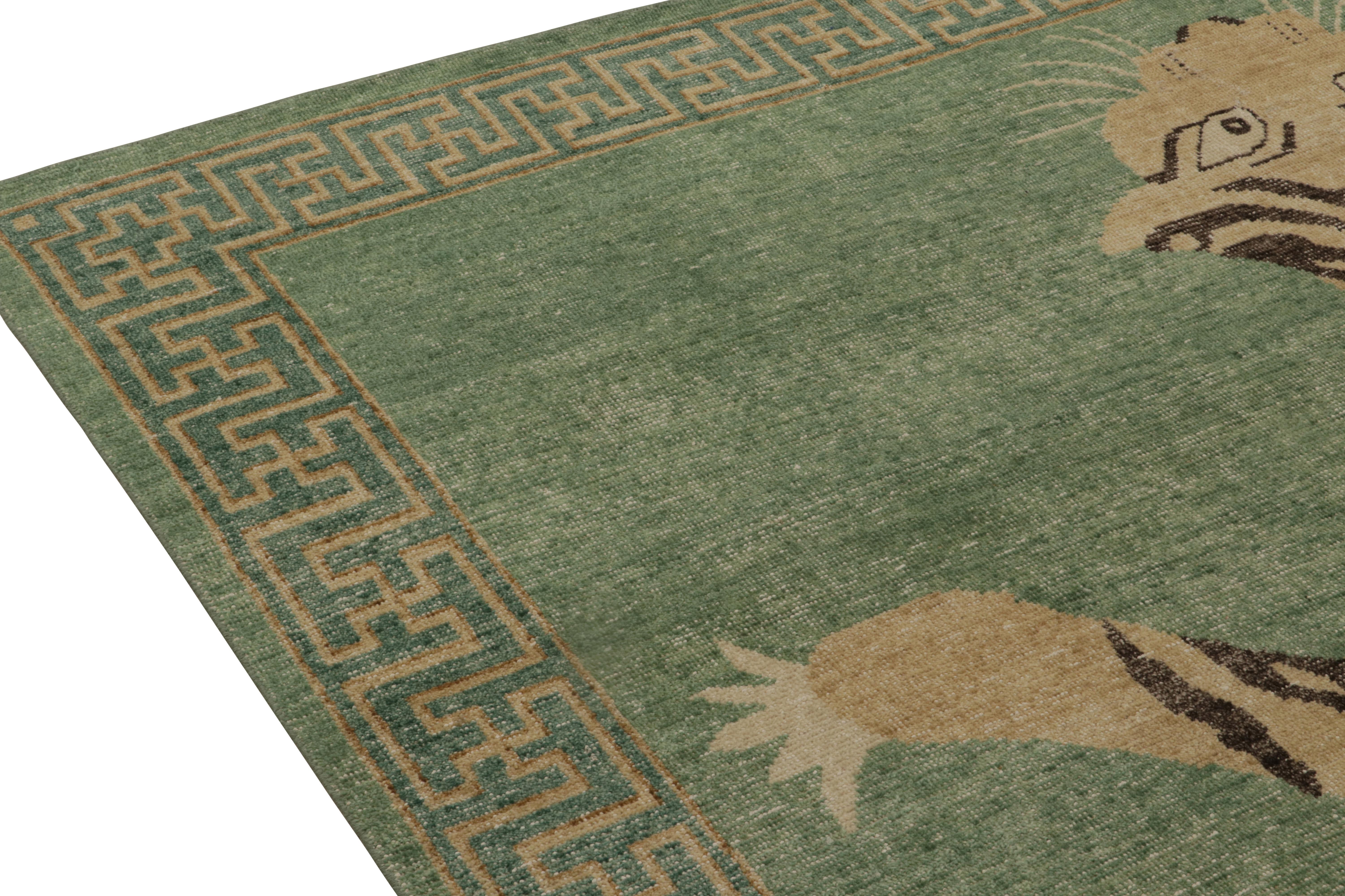 Tessuto a mano Rug & Kilim è un tappeto in stile pelle di tigre consumata in verde, beige e nero. in vendita
