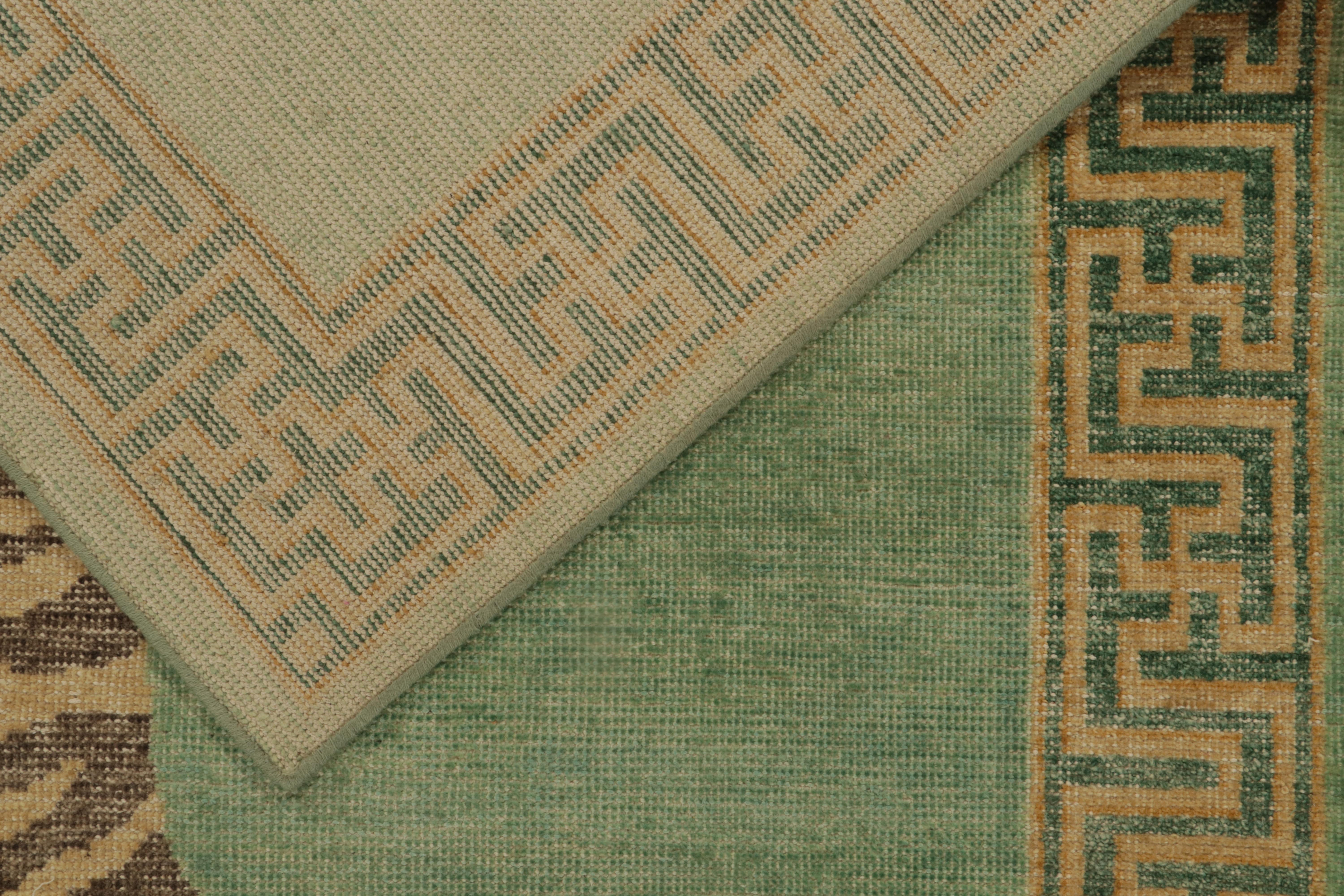 Rug & Kilim è un tappeto in stile pelle di tigre consumata in verde, beige e nero. In condizioni Nuovo in vendita a Long Island City, NY