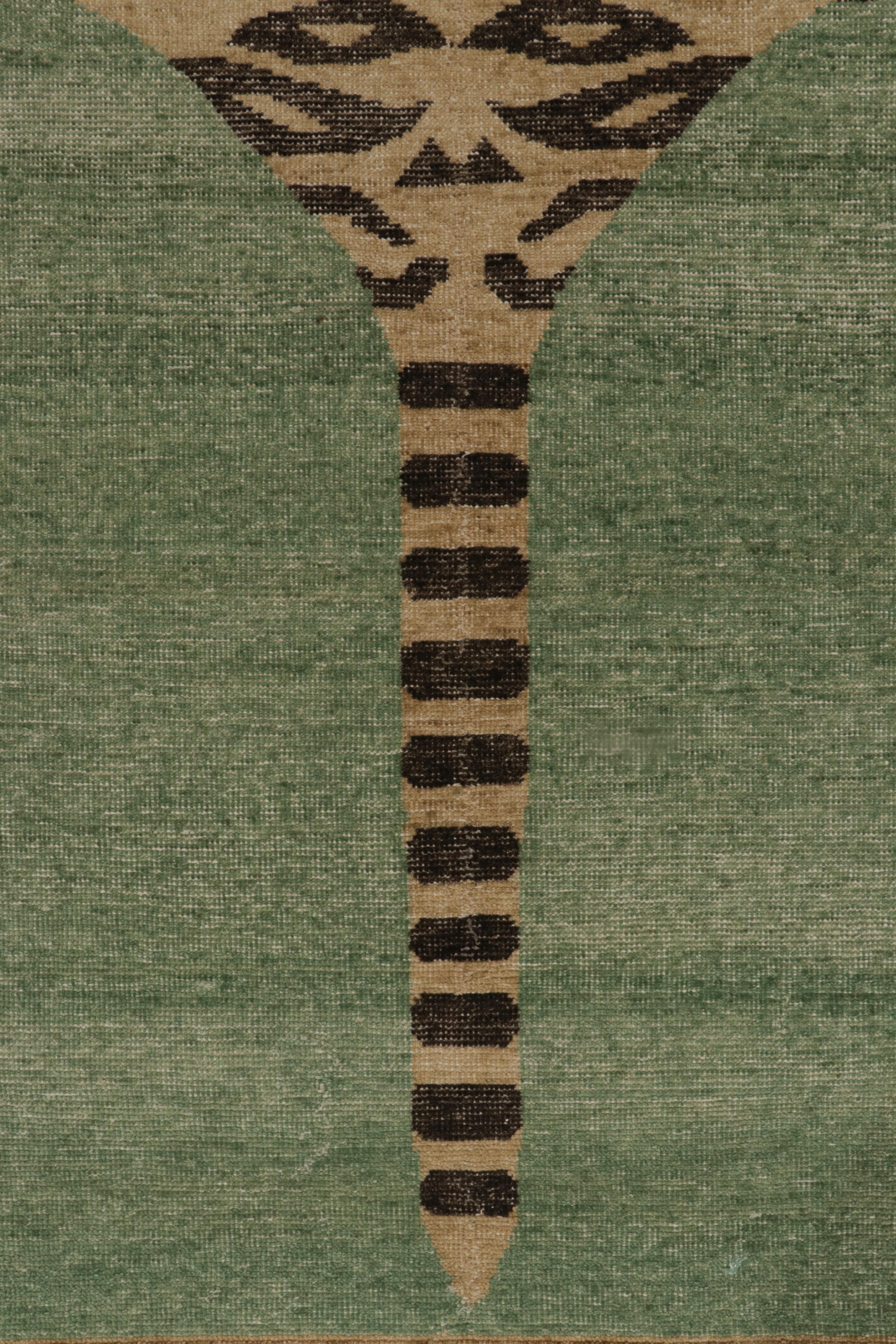 Rug & Kilim è un tappeto in stile pelle di tigre consumata in verde, beige e nero. In condizioni Nuovo in vendita a Long Island City, NY