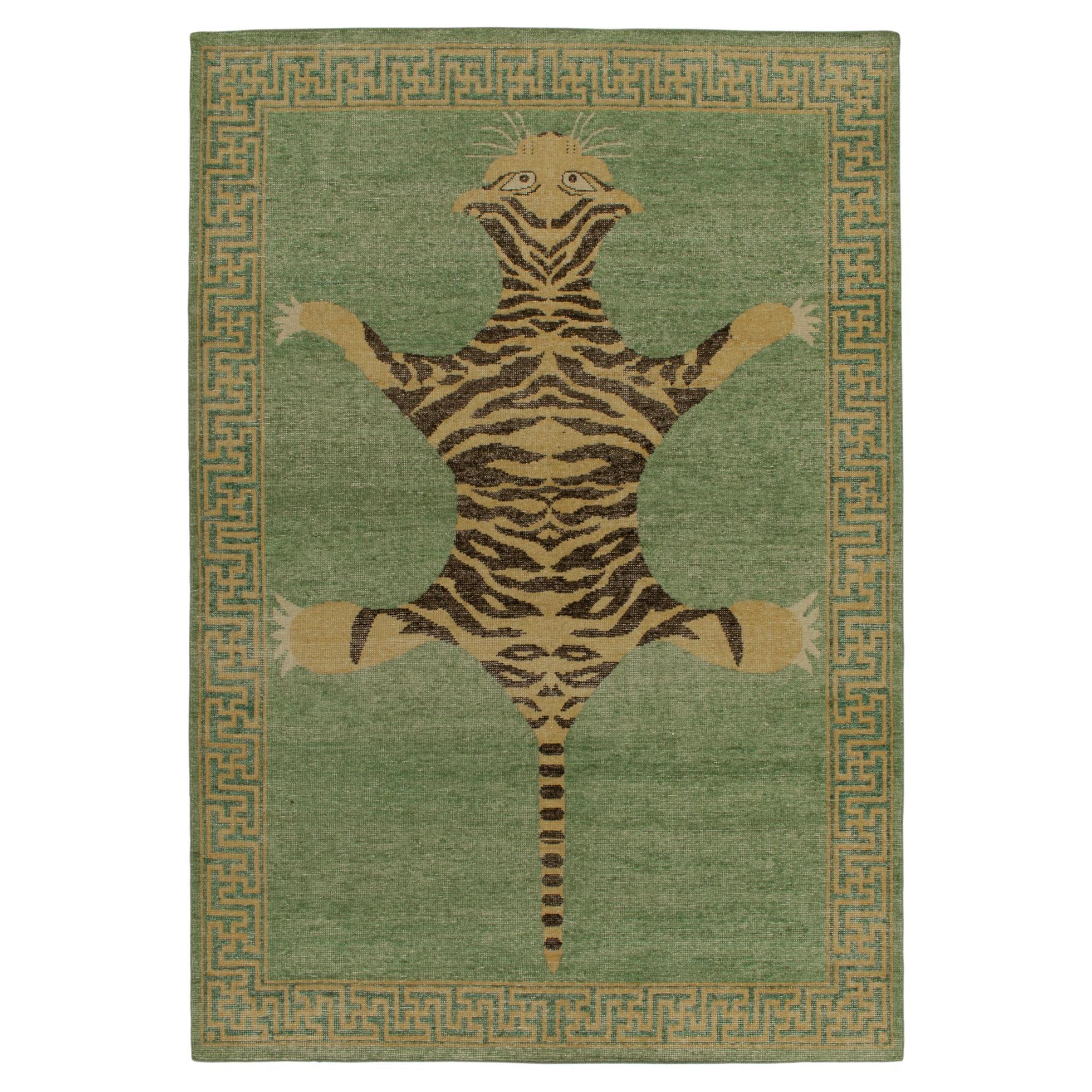 Alfombra estilo piel de tigre envejecida de Rug & Kilim en verde, beige y negro Pictórica