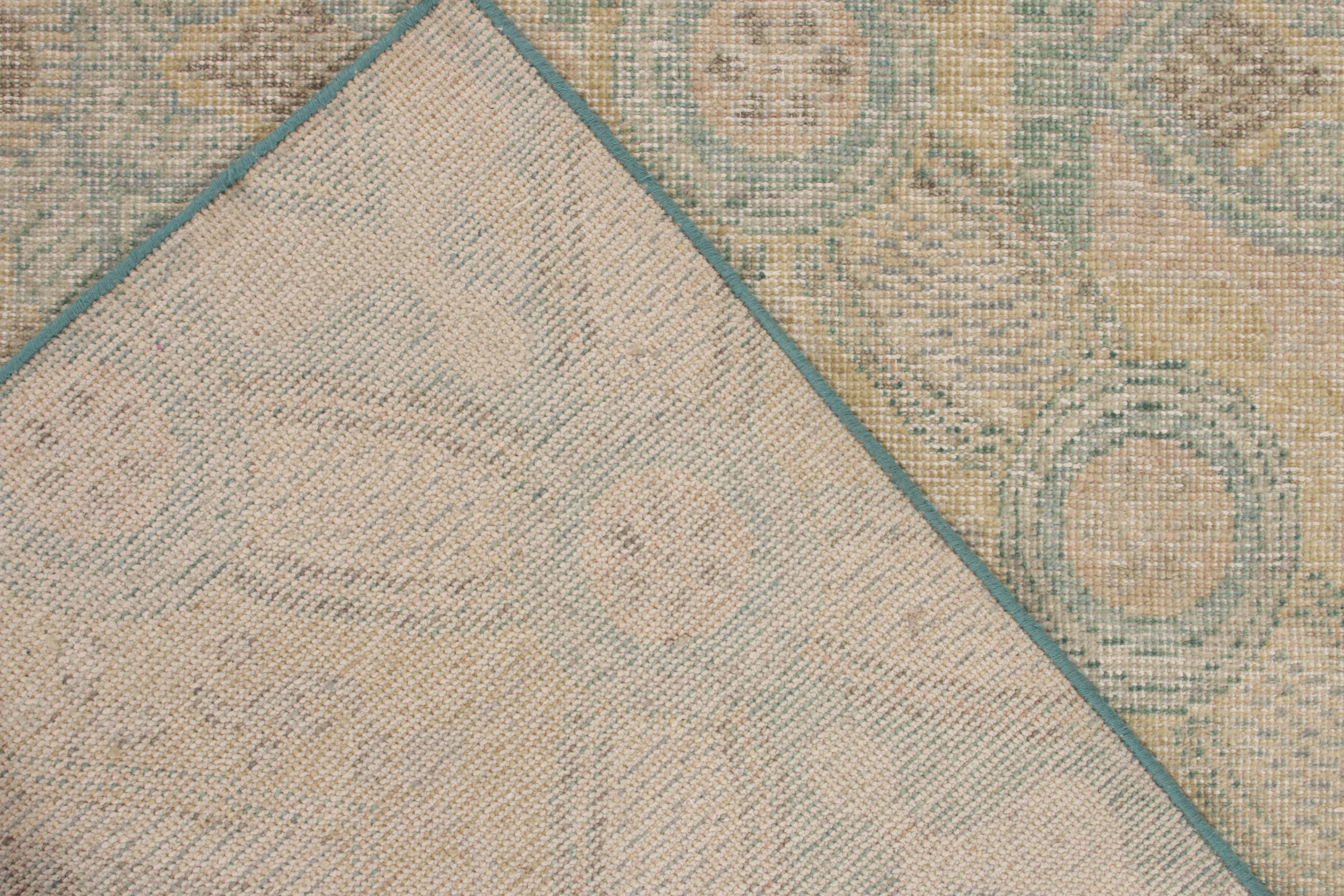 Rug & Kilim's Distressed Transitional Deco Style Teppich, Creme, Blau Floral (Handgeknüpft) im Angebot
