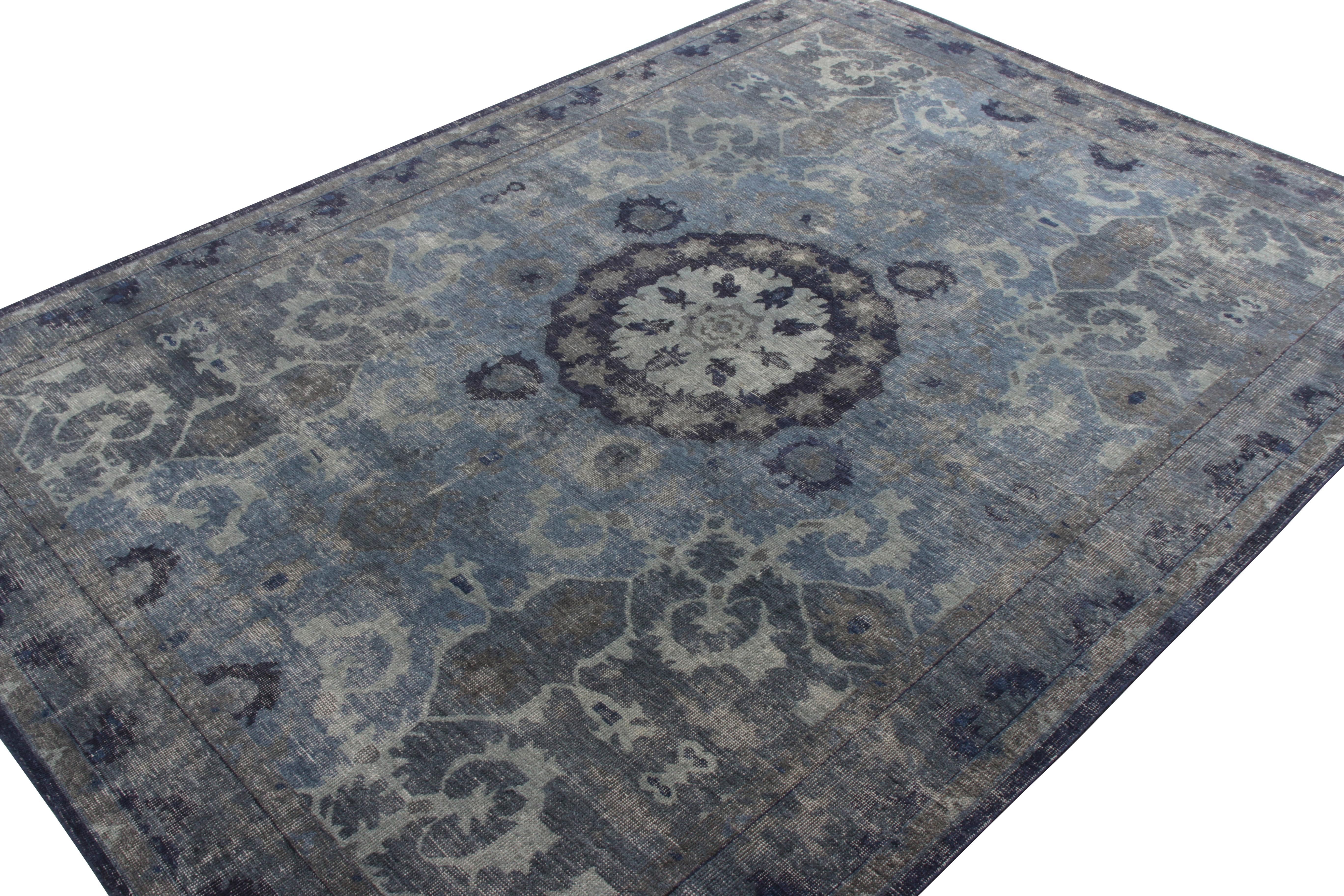 Rug & Kilim's Distressed Transitional Style Teppich in Blau, Graues Medaillon-Muster (Sonstiges) im Angebot