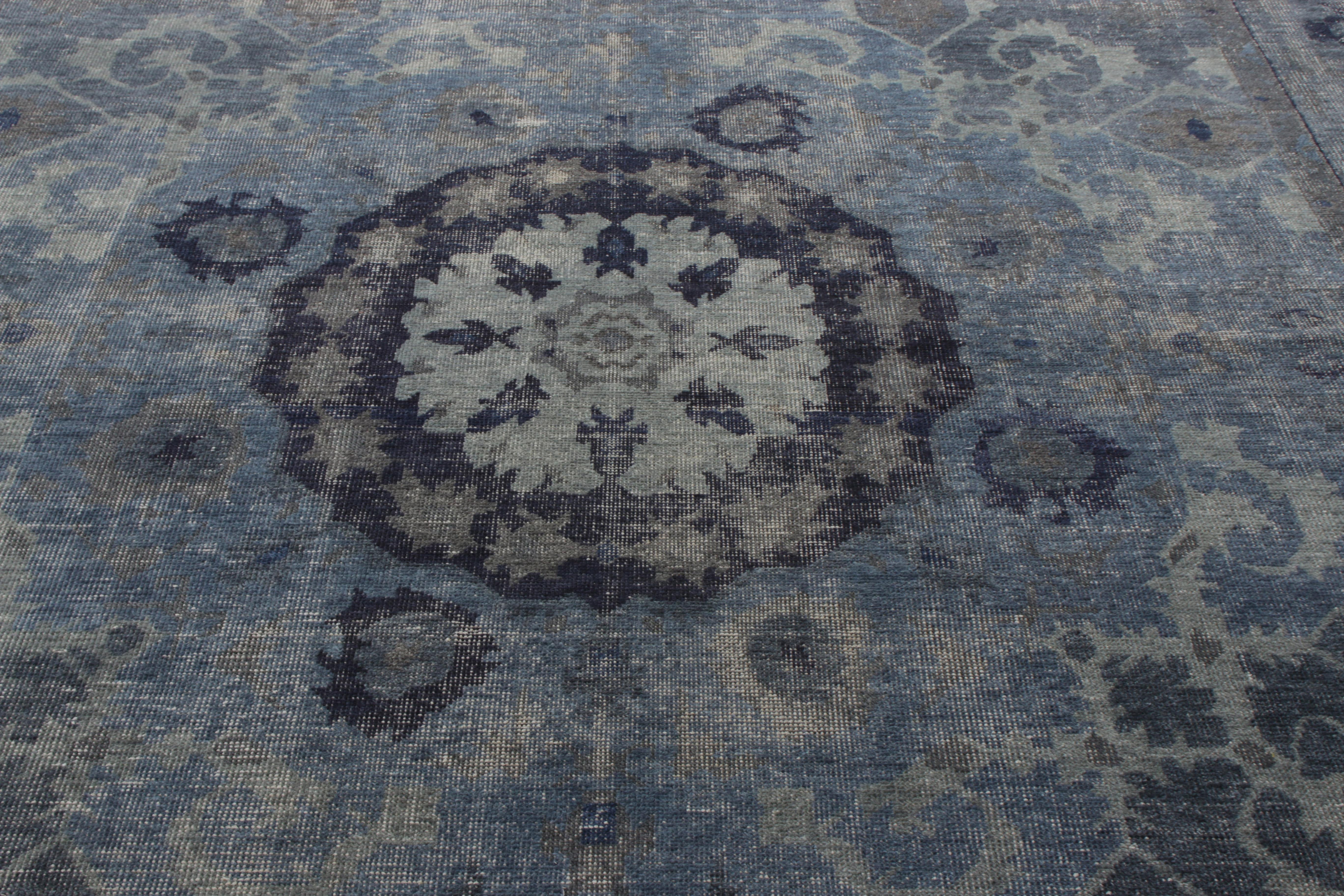 Indien Rug & Kilim's Distressed Transitional Style Rug in Blue, Gray Medallion Pattern (tapis de style transitionnel vieilli en bleu, motif de médaillon gris) en vente