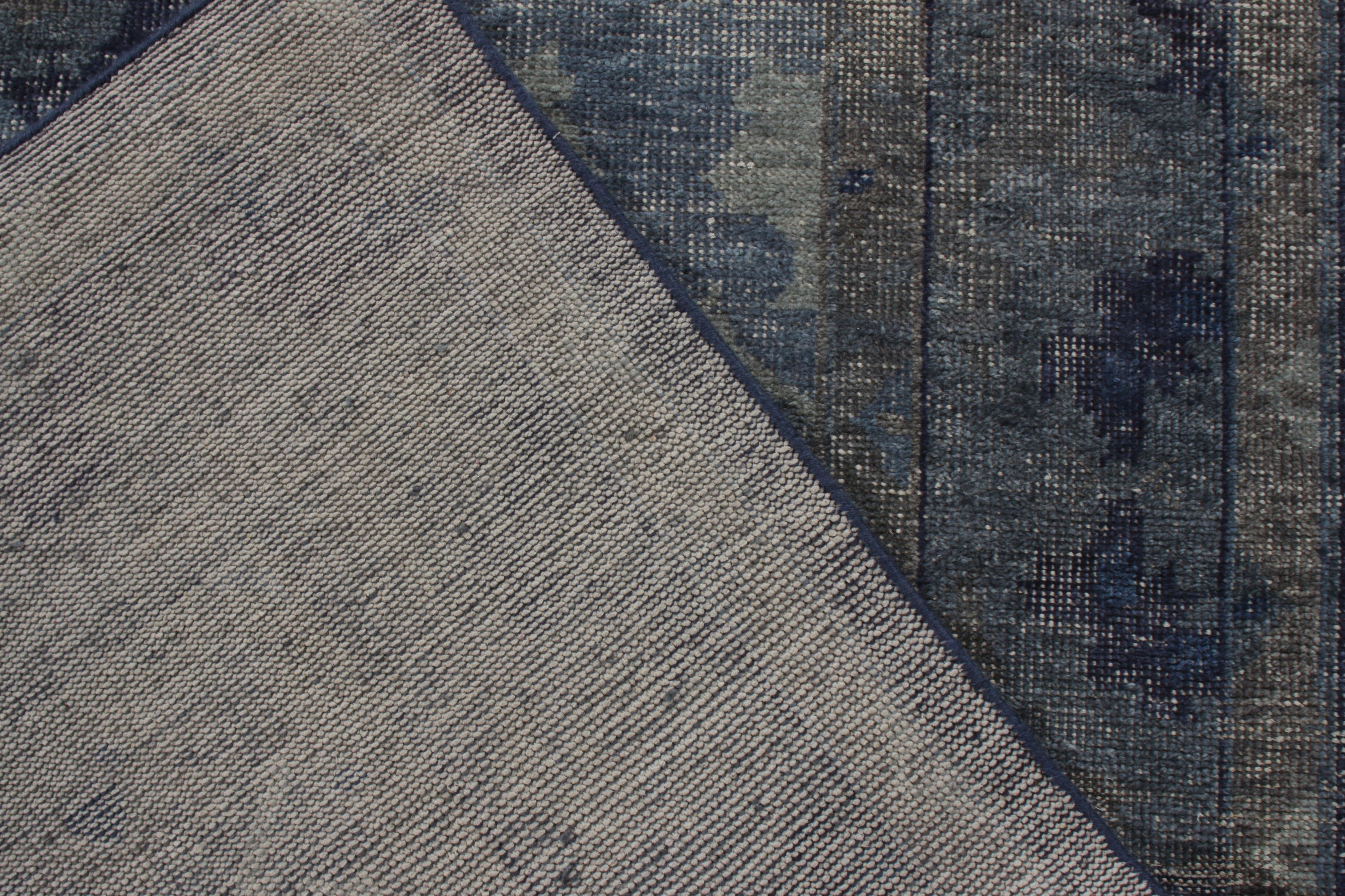 Rug & Kilim's Distressed Transitional Style Teppich in Blau, Graues Medaillon-Muster (Handgeknüpft) im Angebot