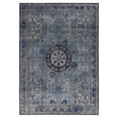 Rug & Kilim's Distressed Transitional Style Rug in Blue, Gray Medallion Pattern (tapis de style transitionnel vieilli en bleu, motif de médaillon gris)