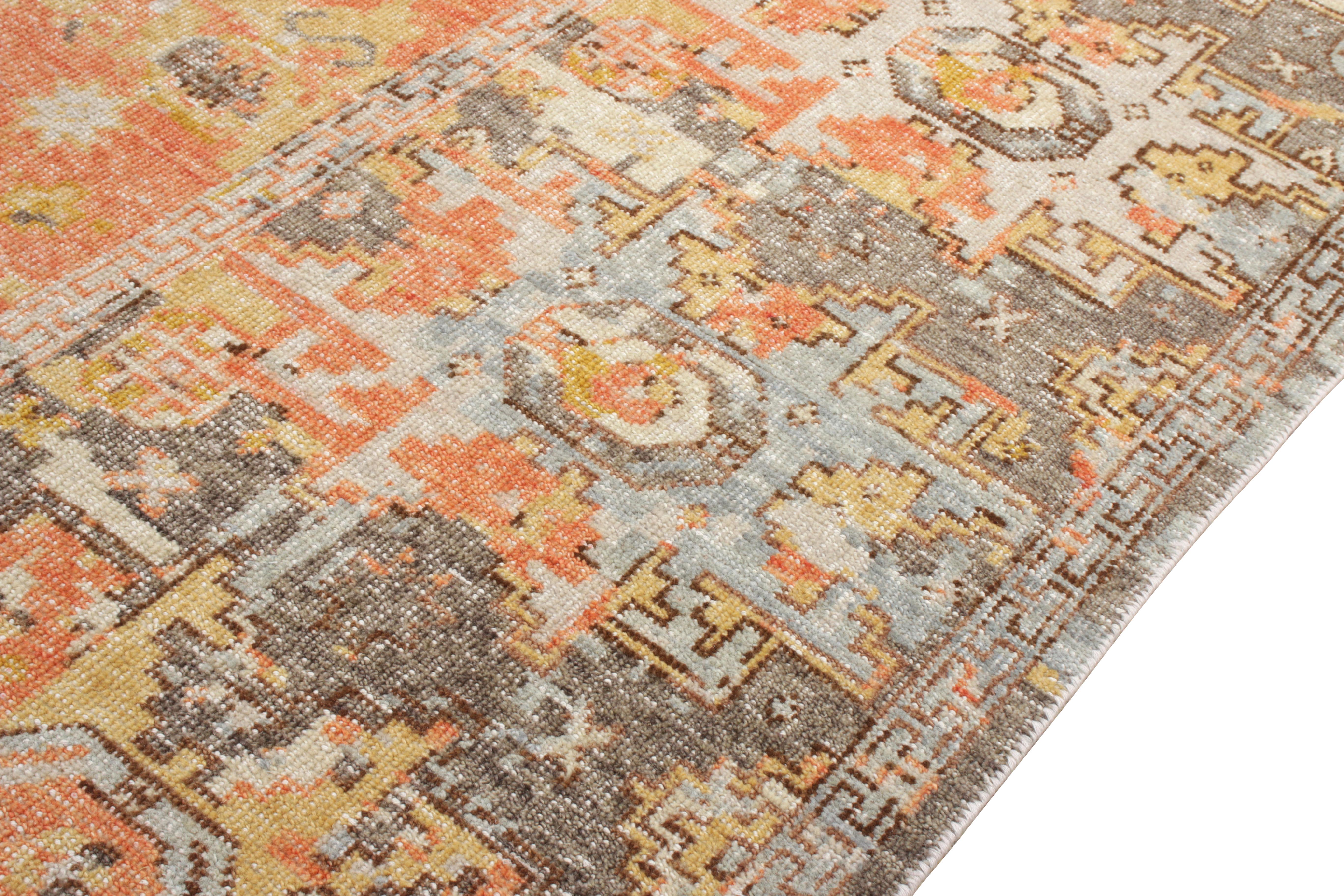 Indiano Rug & Kilim è un tappeto personalizzato in stile tribale con motivi geometrici gialli e rossi. in vendita