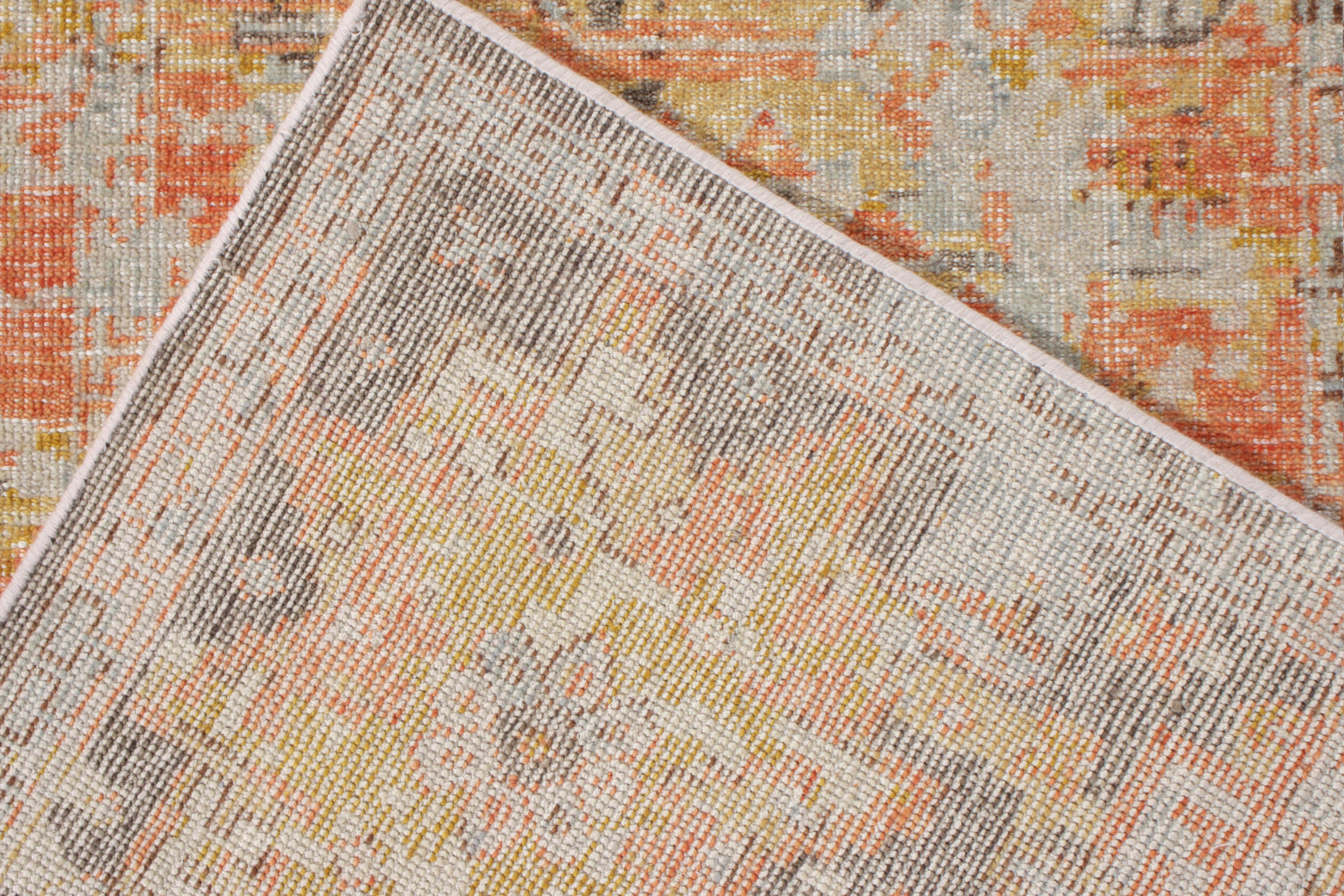 Annodato a mano Rug & Kilim è un tappeto personalizzato in stile tribale con motivi geometrici gialli e rossi. in vendita