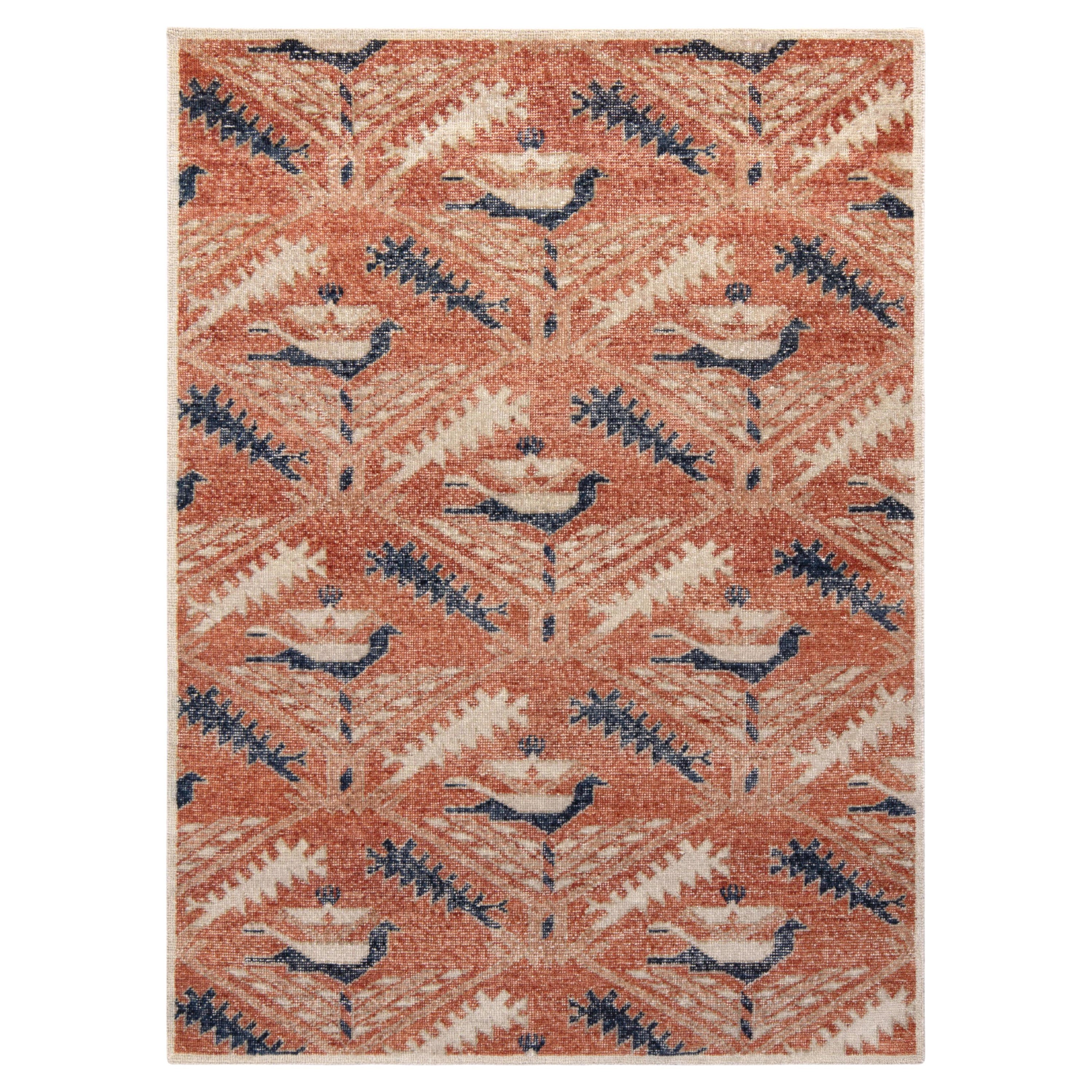 Rug & Kilim è un tappeto personalizzato in stile tribale, con motivo geometrico rosso e blu.