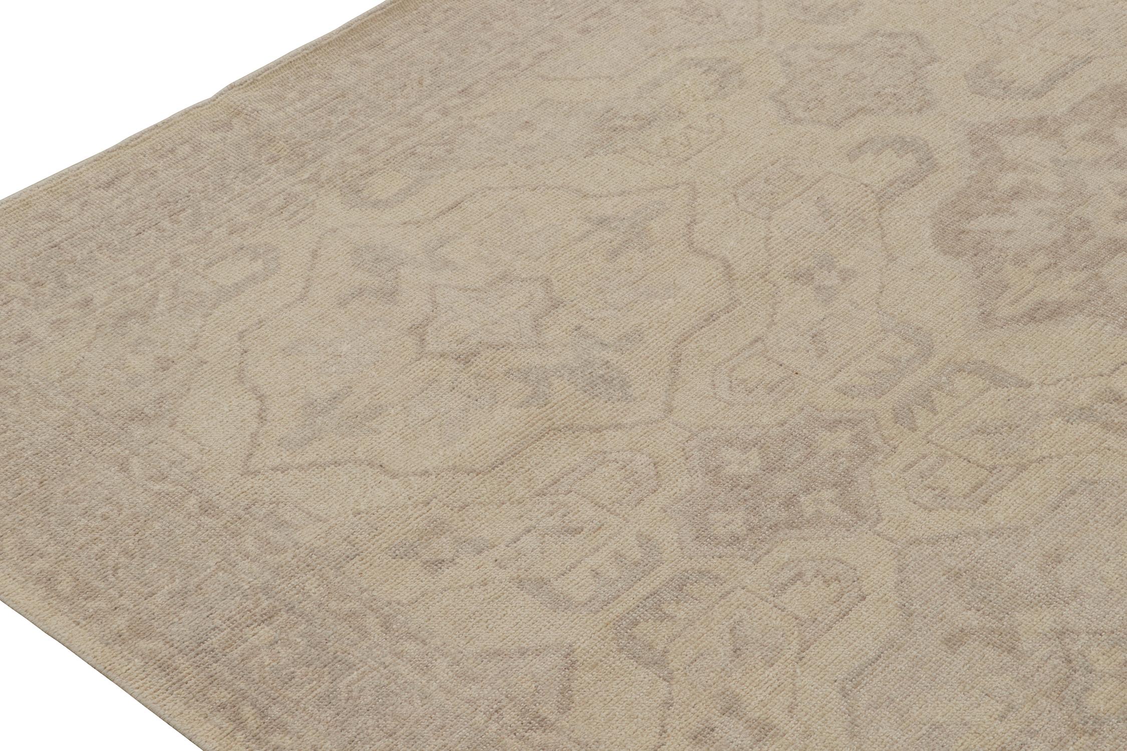 Indiano Rug & Kilim è un tappeto in stile tribale con motivi geometrici beige e grigi. in vendita