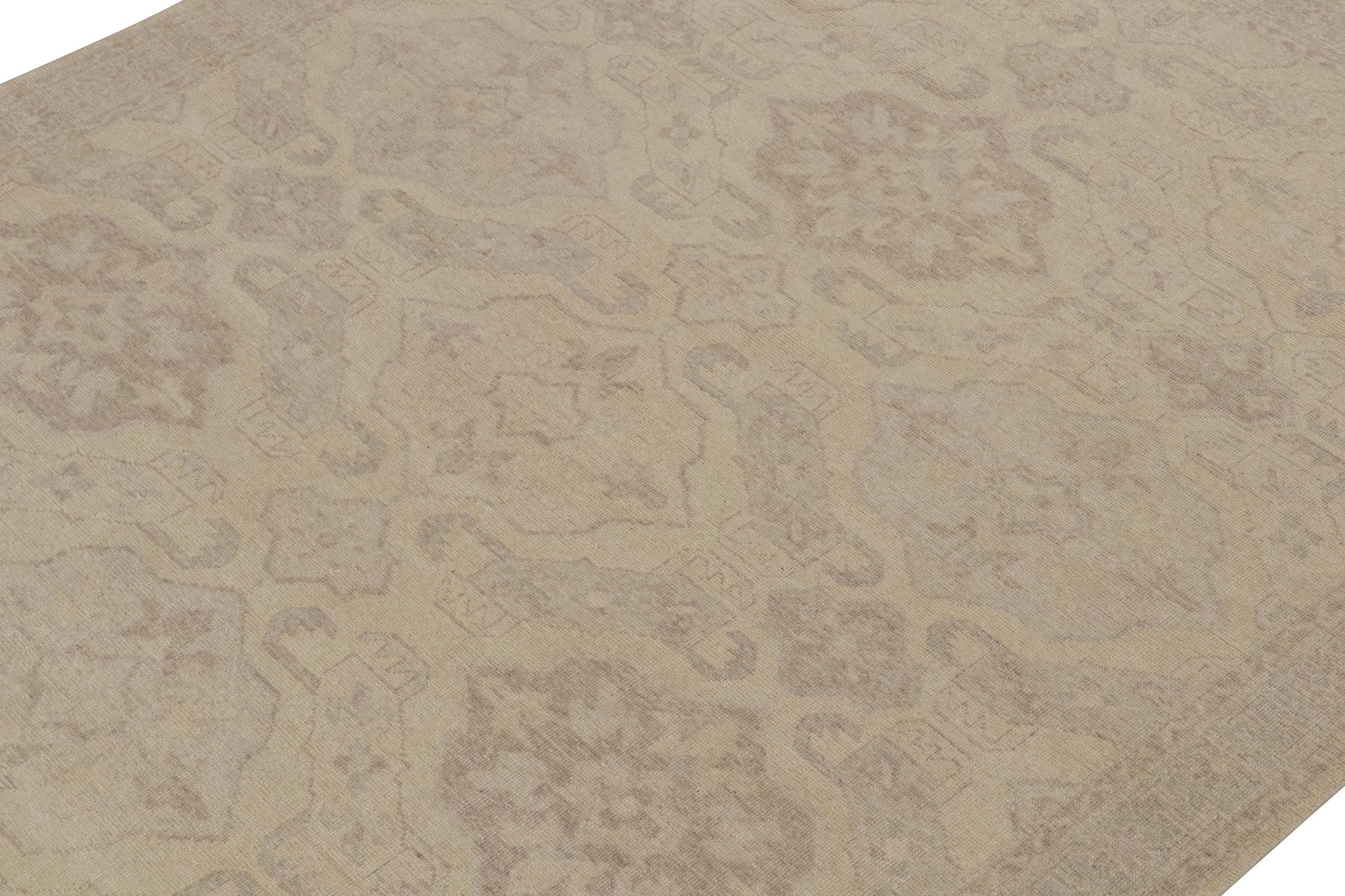 Annodato a mano Rug & Kilim è un tappeto in stile tribale con motivi geometrici beige e grigi. in vendita