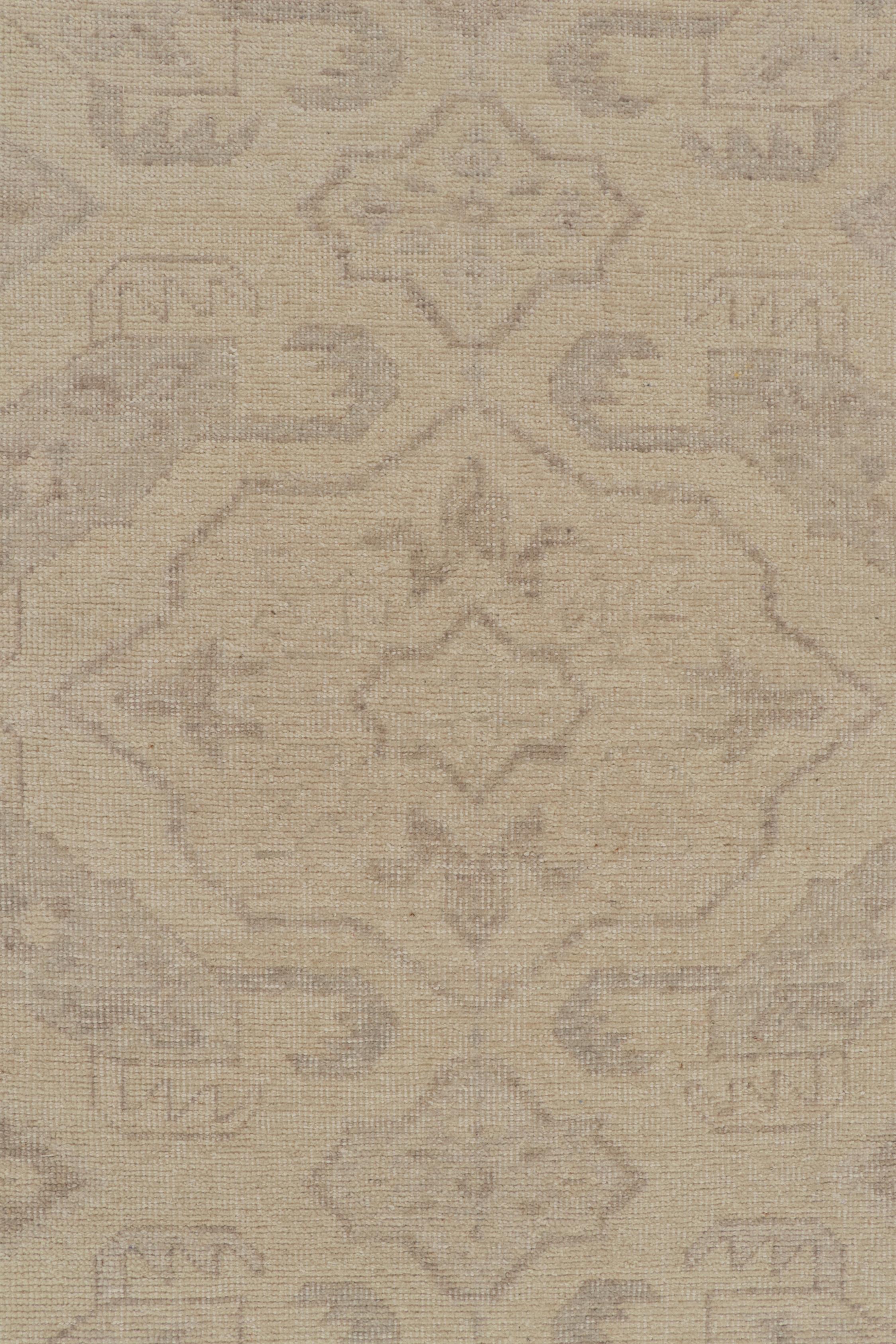 Rug & Kilim è un tappeto in stile tribale con motivi geometrici beige e grigi. In condizioni Nuovo in vendita a Long Island City, NY