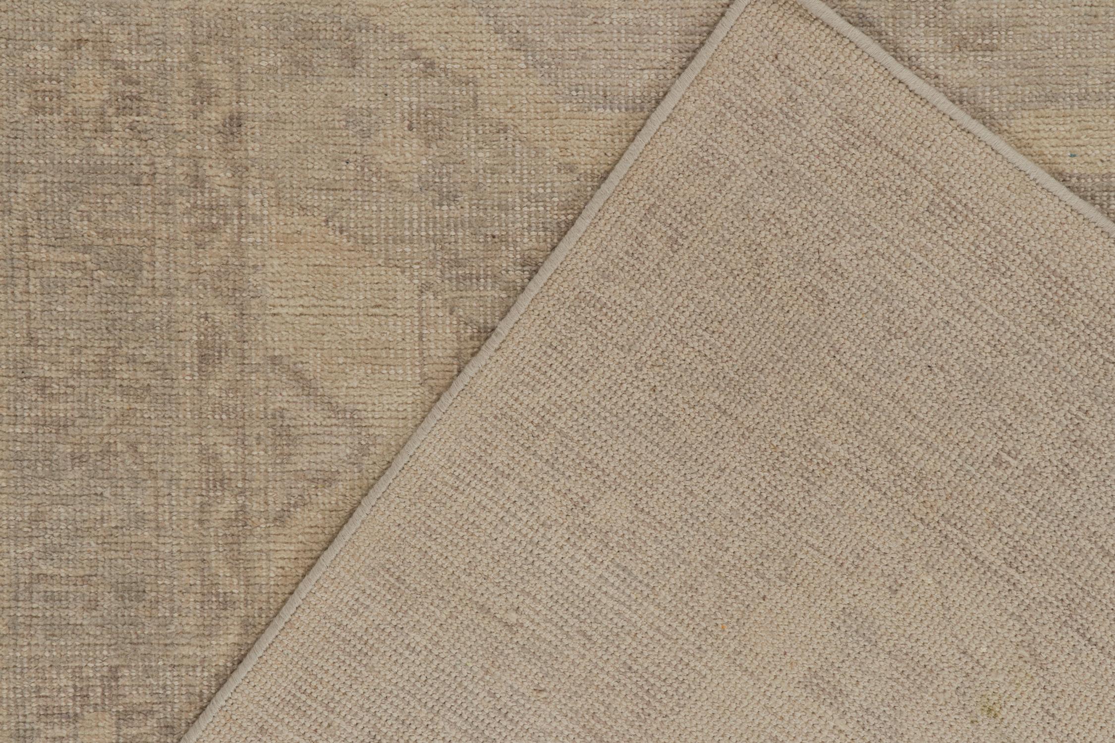 XXI secolo e contemporaneo Rug & Kilim è un tappeto in stile tribale con motivi geometrici beige e grigi. in vendita