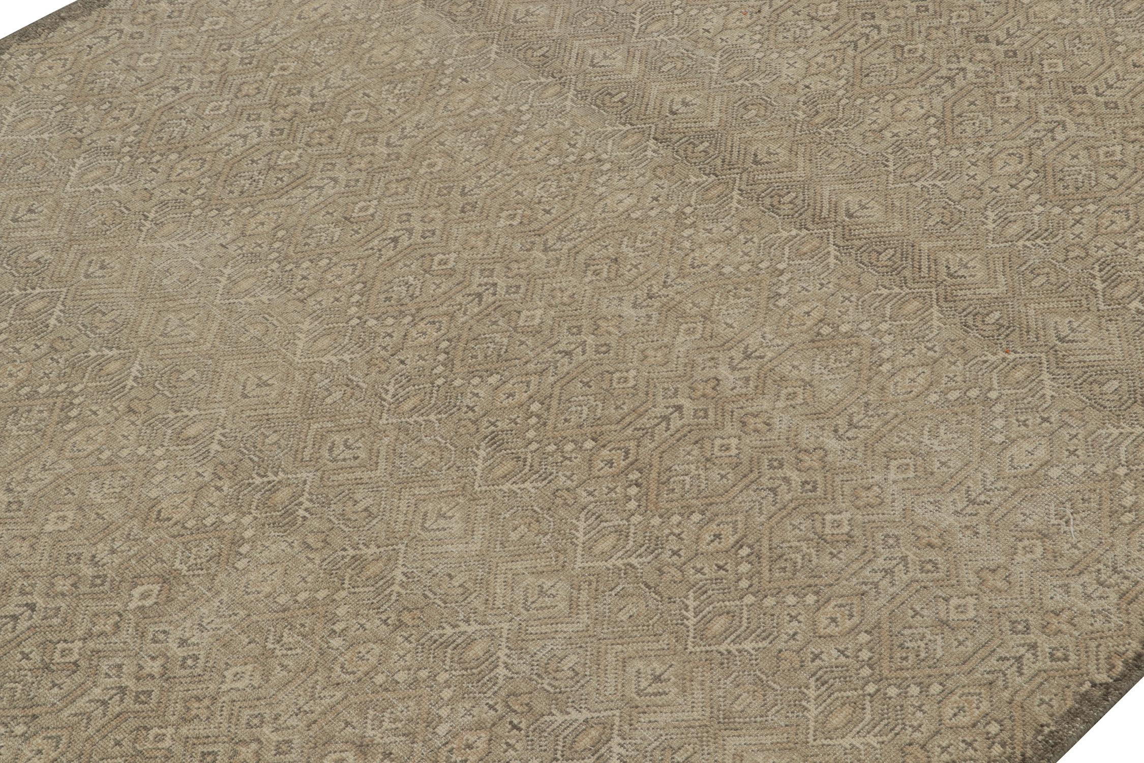 Noué à la main Tapis Distressed Tribal de Rug & Kilim à motifs géométriques beige et gris en vente