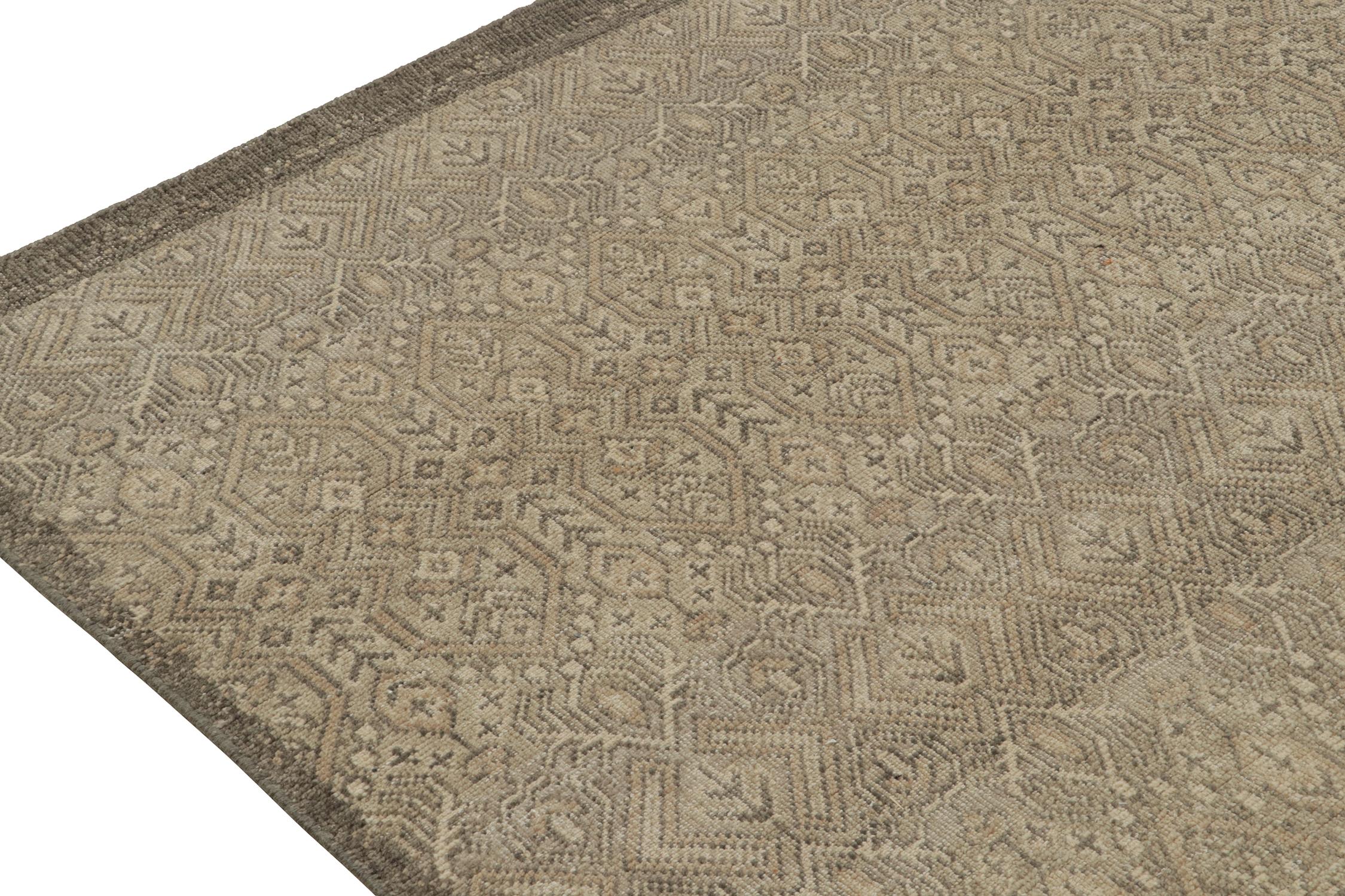 Tapis Distressed Tribal de Rug & Kilim à motifs géométriques beige et gris Neuf - En vente à Long Island City, NY