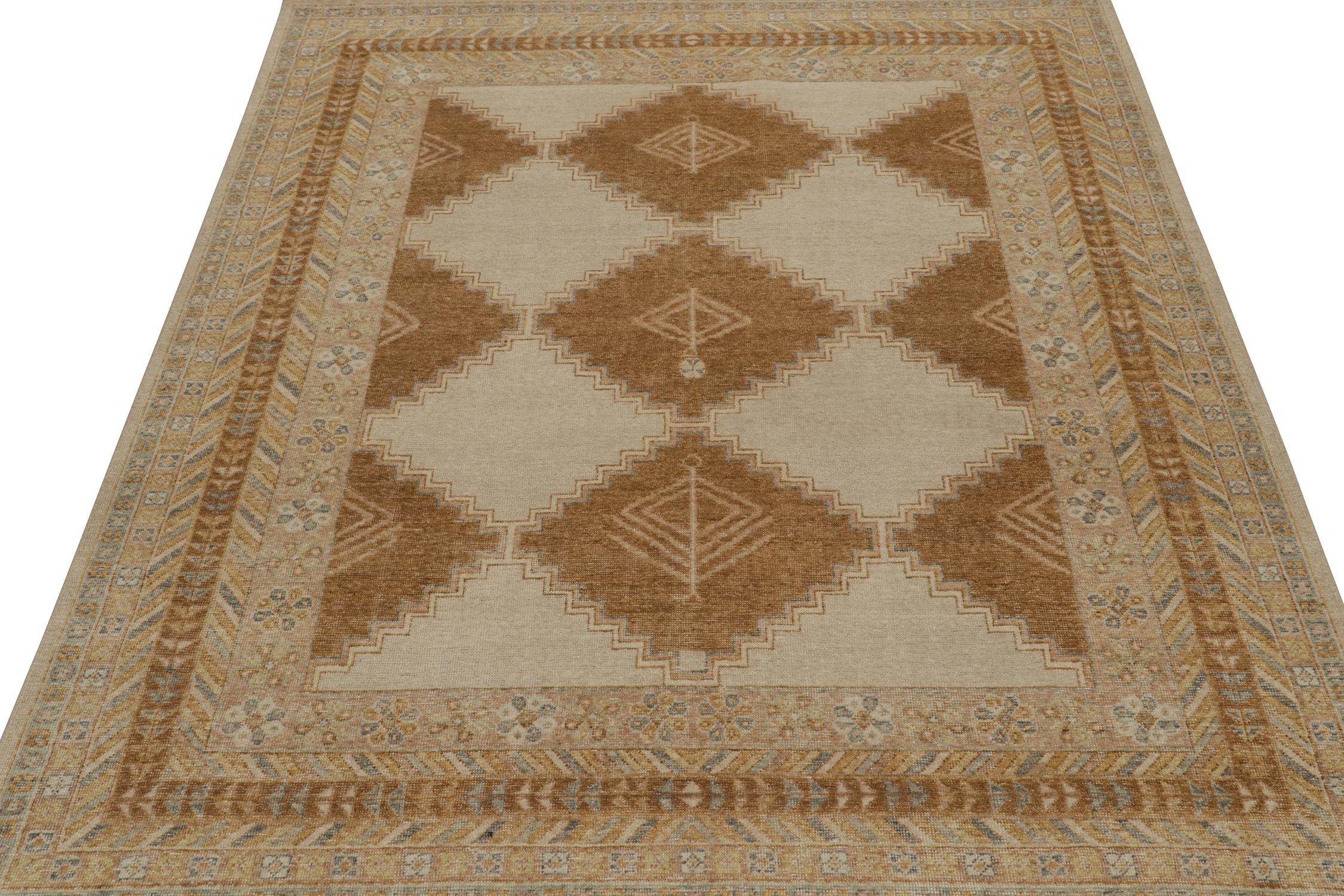 Dieser 8x10 große Teppich ist ein Neuzugang in der Homage Collection'S von Rug & Kilim. Der handgeknüpfte Teppich aus Wolle und Baumwolle greift ein antikes Stammesmuster auf und verleiht ihm eine neue, gealterte Textur.

Über das Design:

Man kommt