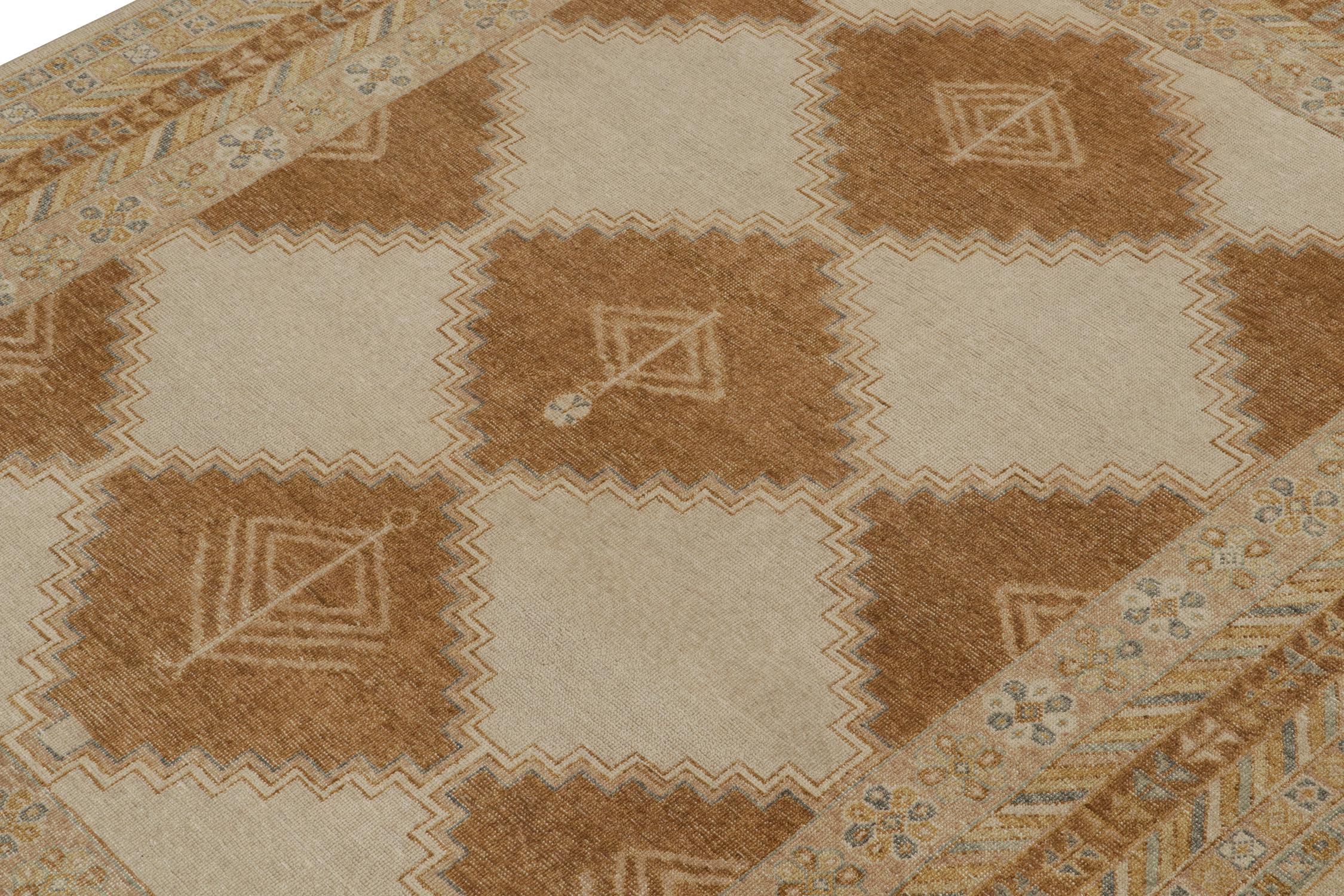 Rug & Kilim's Distressed Tribal Style Teppich in Beige, Brown und Gold Mustern (Handgeknüpft) im Angebot