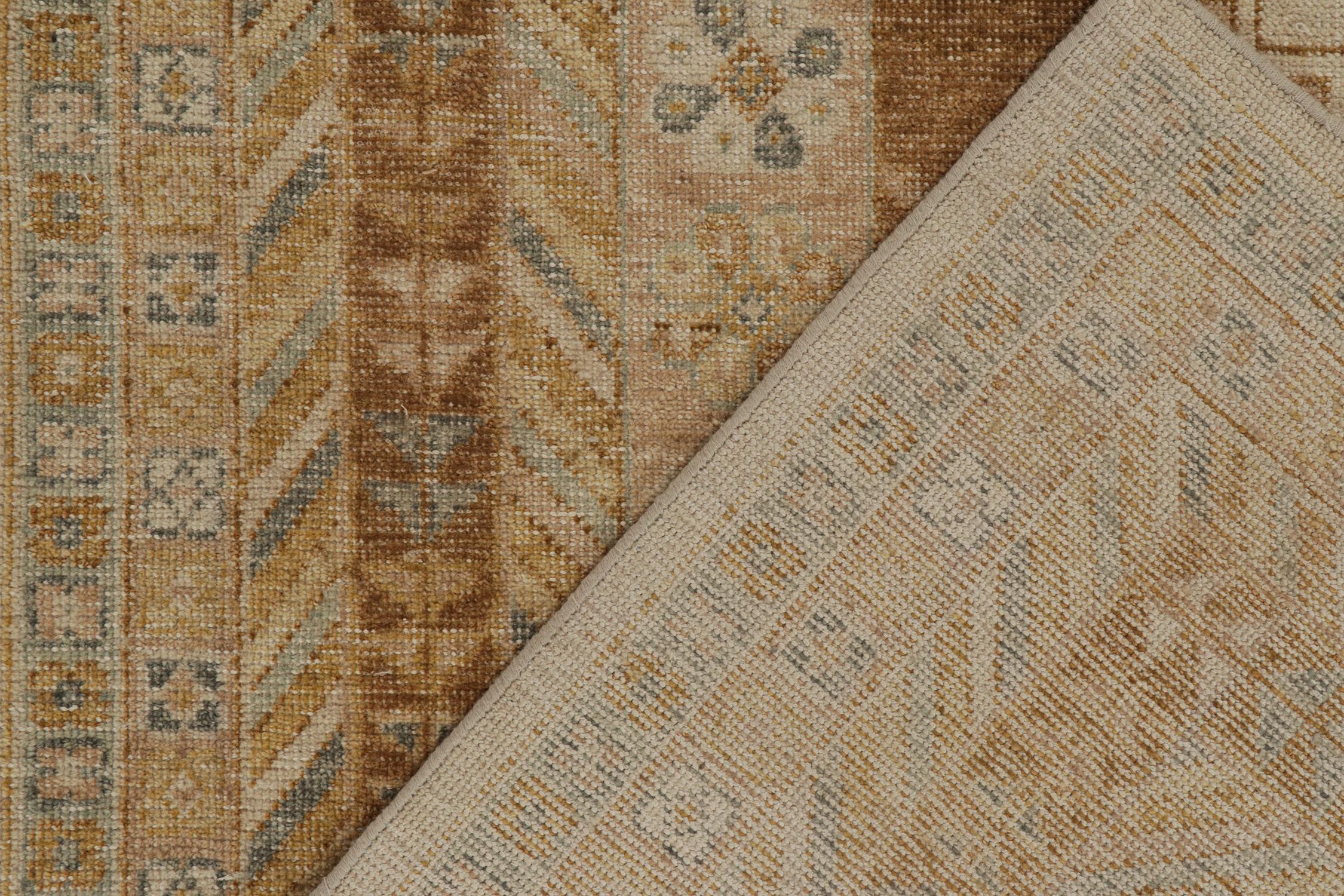 Rug & Kilim's Distressed Tribal Style Teppich in Beige, Brown und Gold Mustern (Wolle) im Angebot
