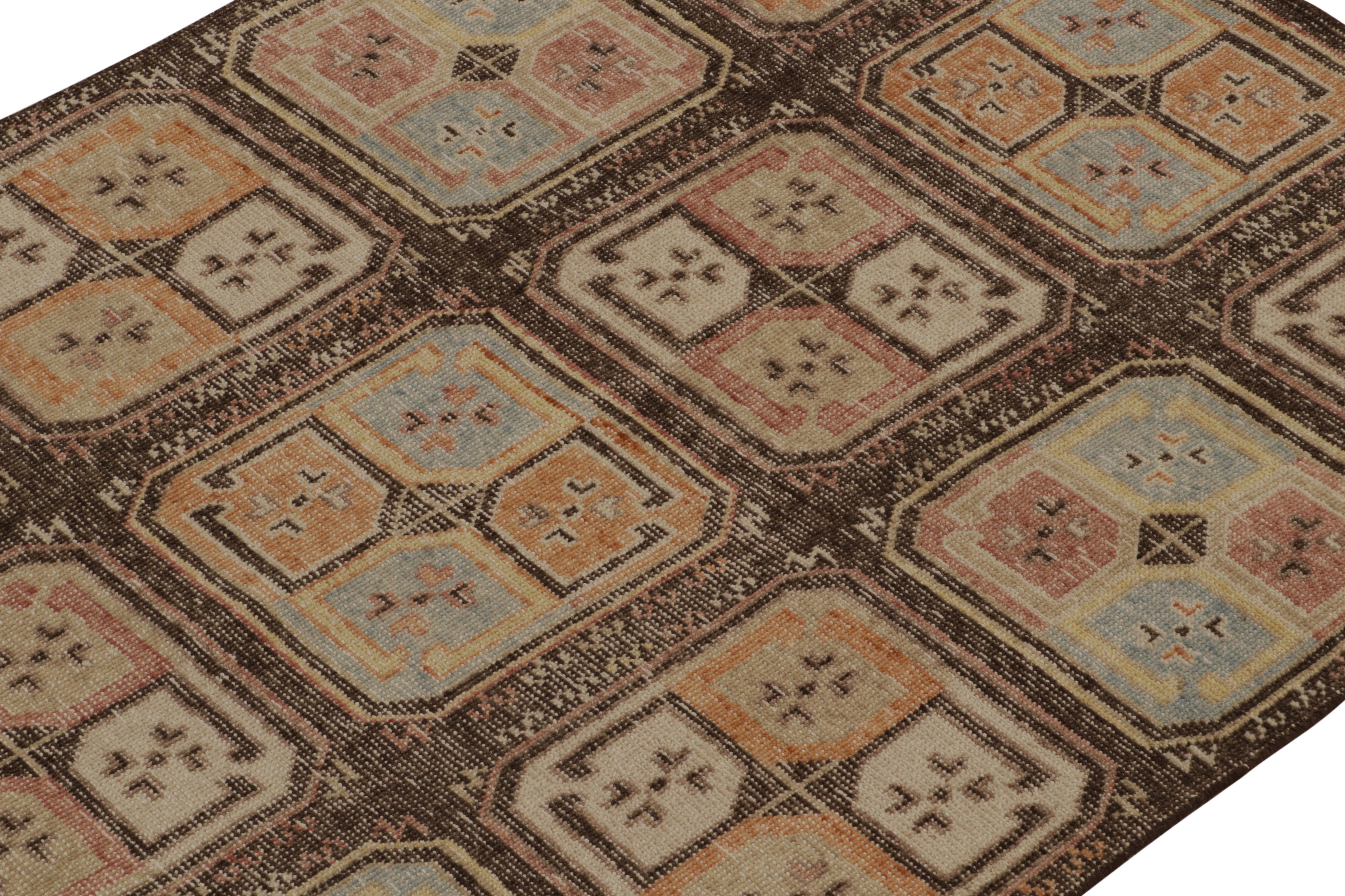 Alfombra de estilo tribal envejecida de Rug & Kilim en marrón beige y medallones policromados Indio en venta