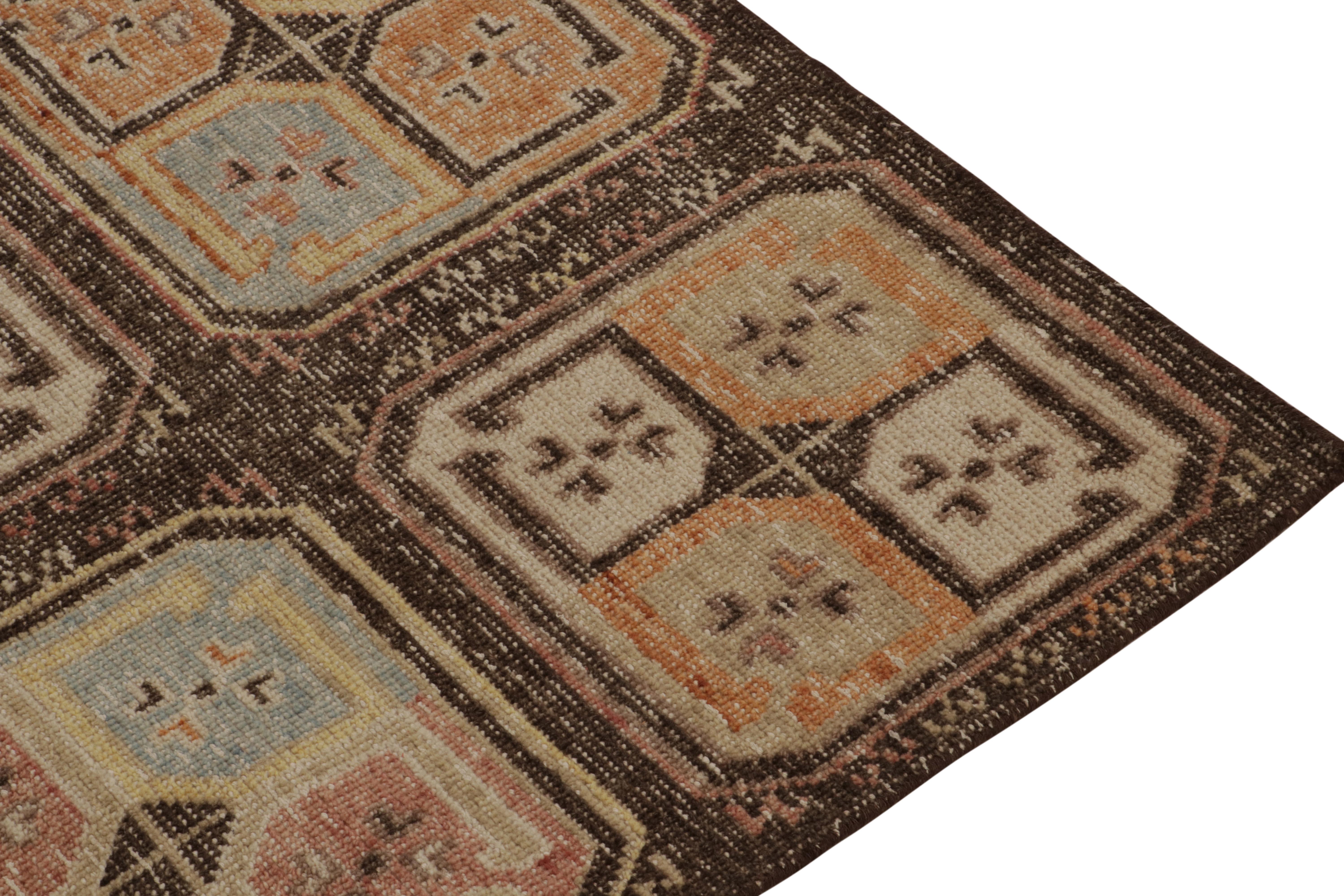 Alfombra de estilo tribal envejecida de Rug & Kilim en marrón beige y medallones policromados Anudado a mano en venta