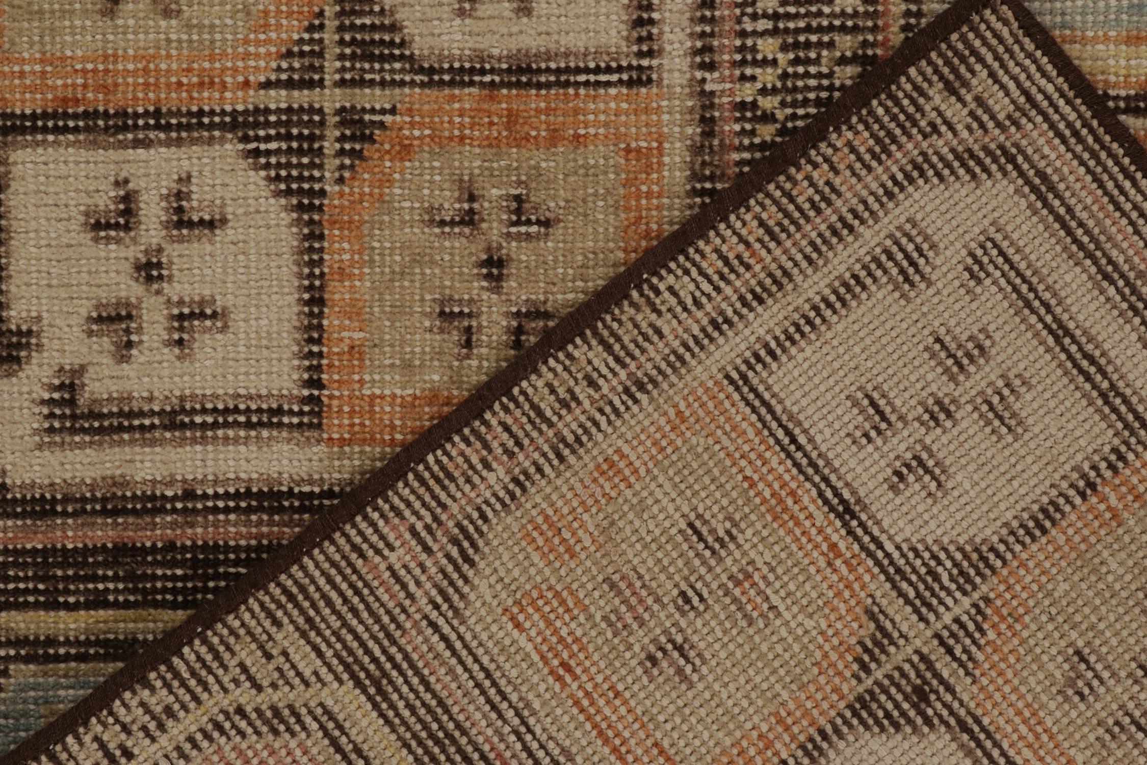 Alfombra de estilo tribal envejecida de Rug & Kilim en marrón beige y medallones policromados en Nuevo estado para la venta en Long Island City, NY