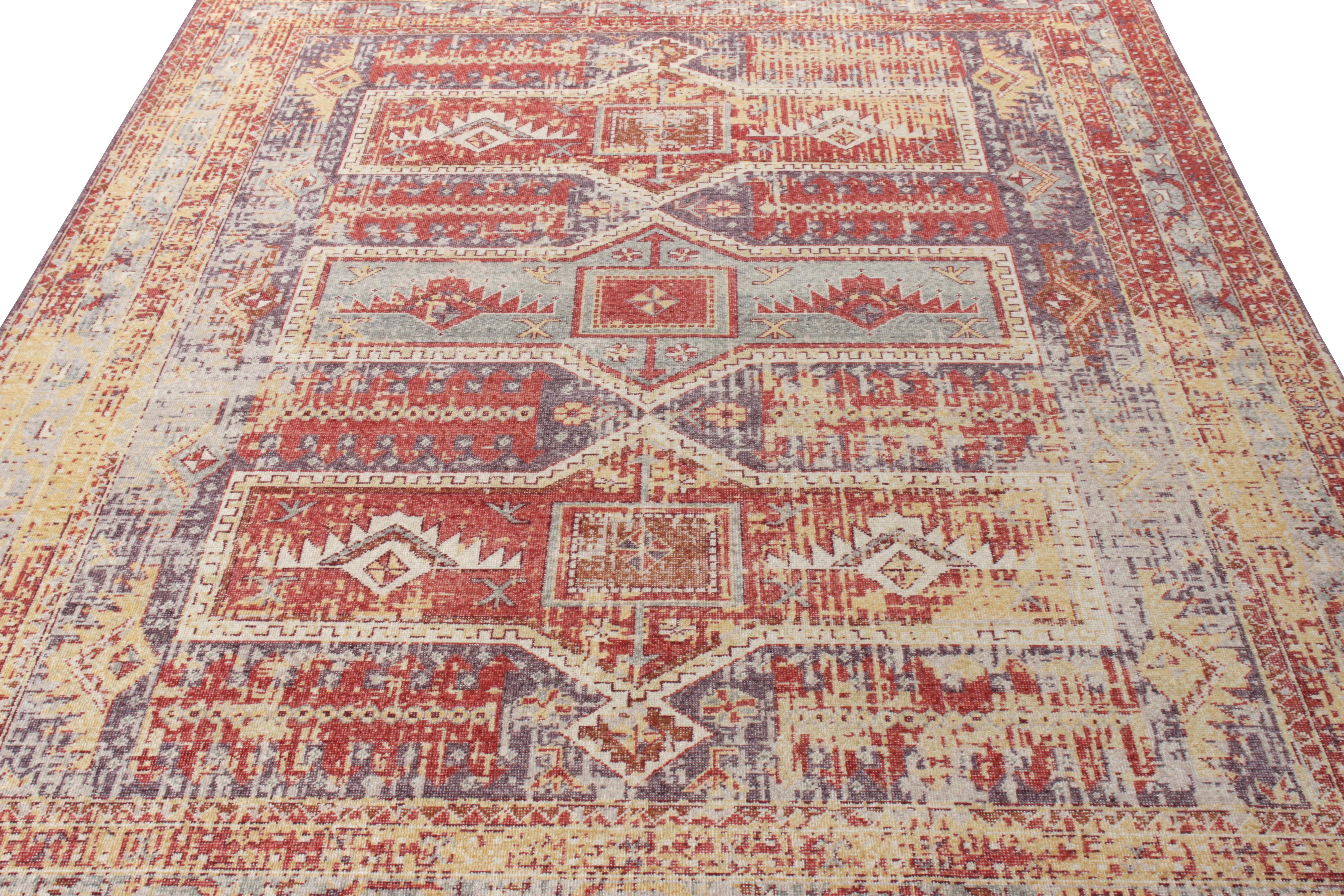 Esta alfombra de estilo shabby chic, anudada a mano en lana de cizalladura baja y de tamaño 9x12, pertenece a la colección Homage de Rug & Kilim. Con los rasgos característicos de esta línea, la alfombra es testigo de la esencia del estilo