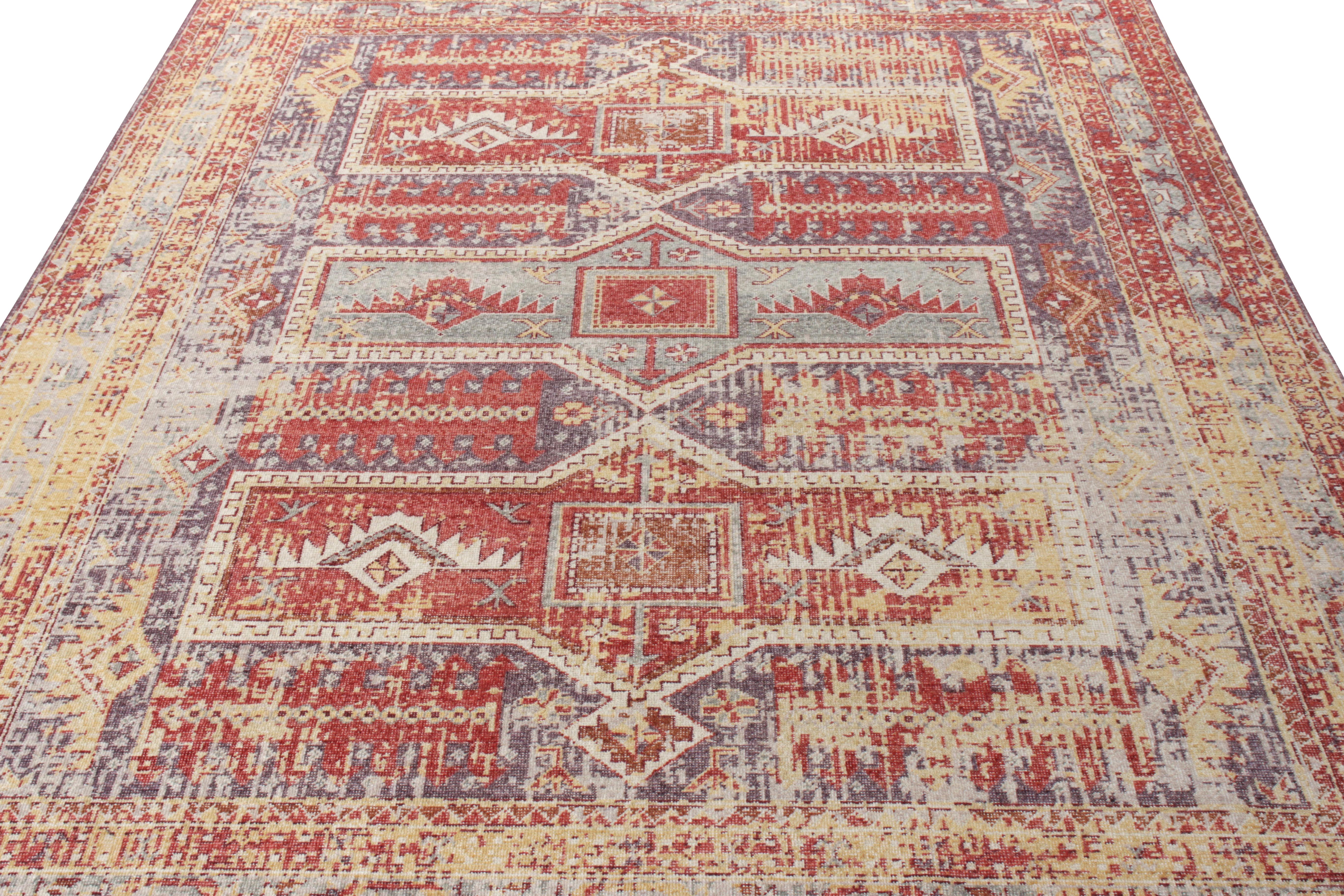 Hand knotted in low-sheared wool exemplified in this 9x12 size, this shabby chic style rug hails from Rug & Kilim’s Homage Collection. Bearing the characteristics traits of this line, the rug witnesses the essence of distressed style spread