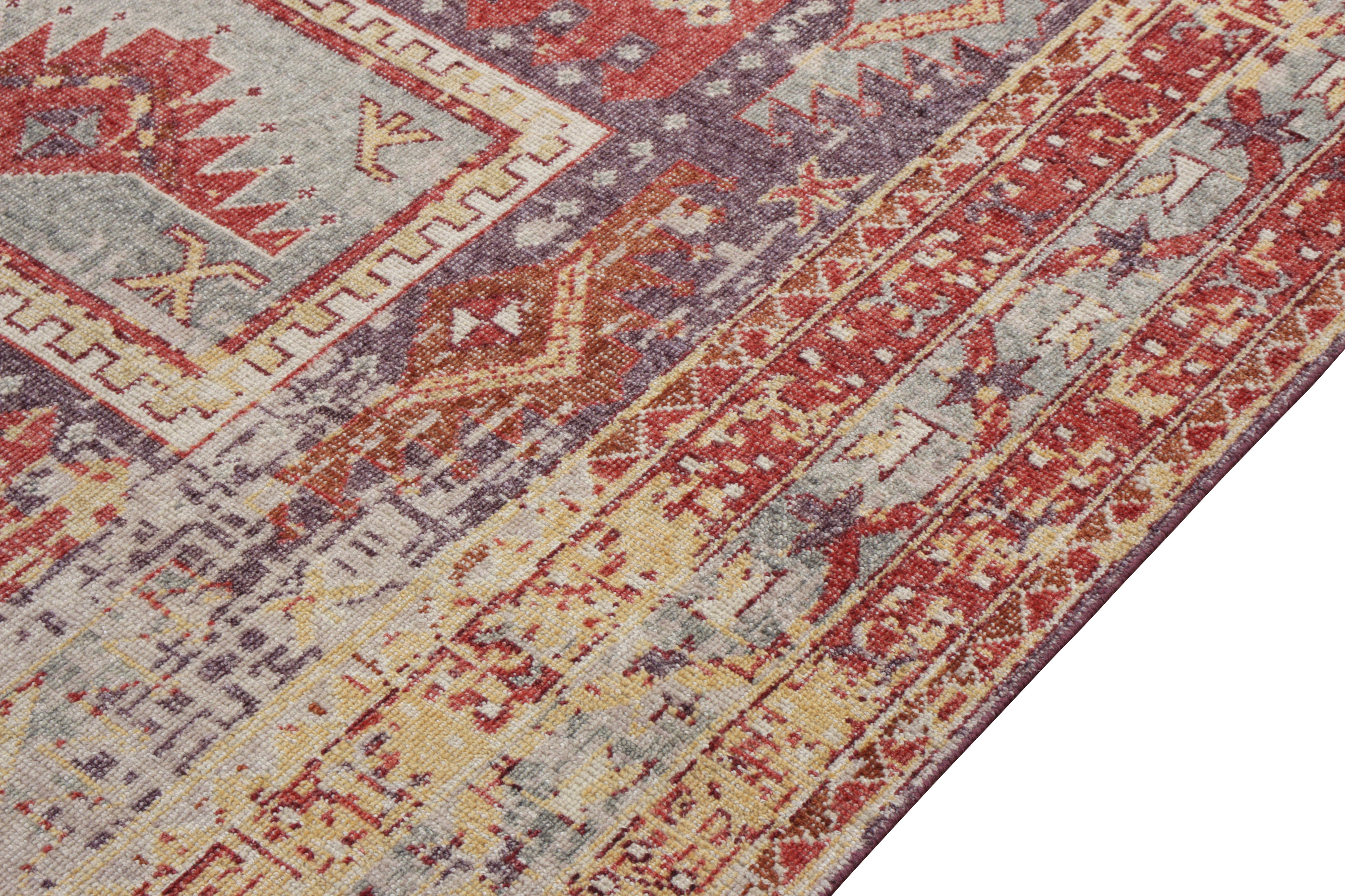 Alfombra de estilo tribal desgastada de Rug & Kilim en azul y dibujo geométrico rojo Indio en venta