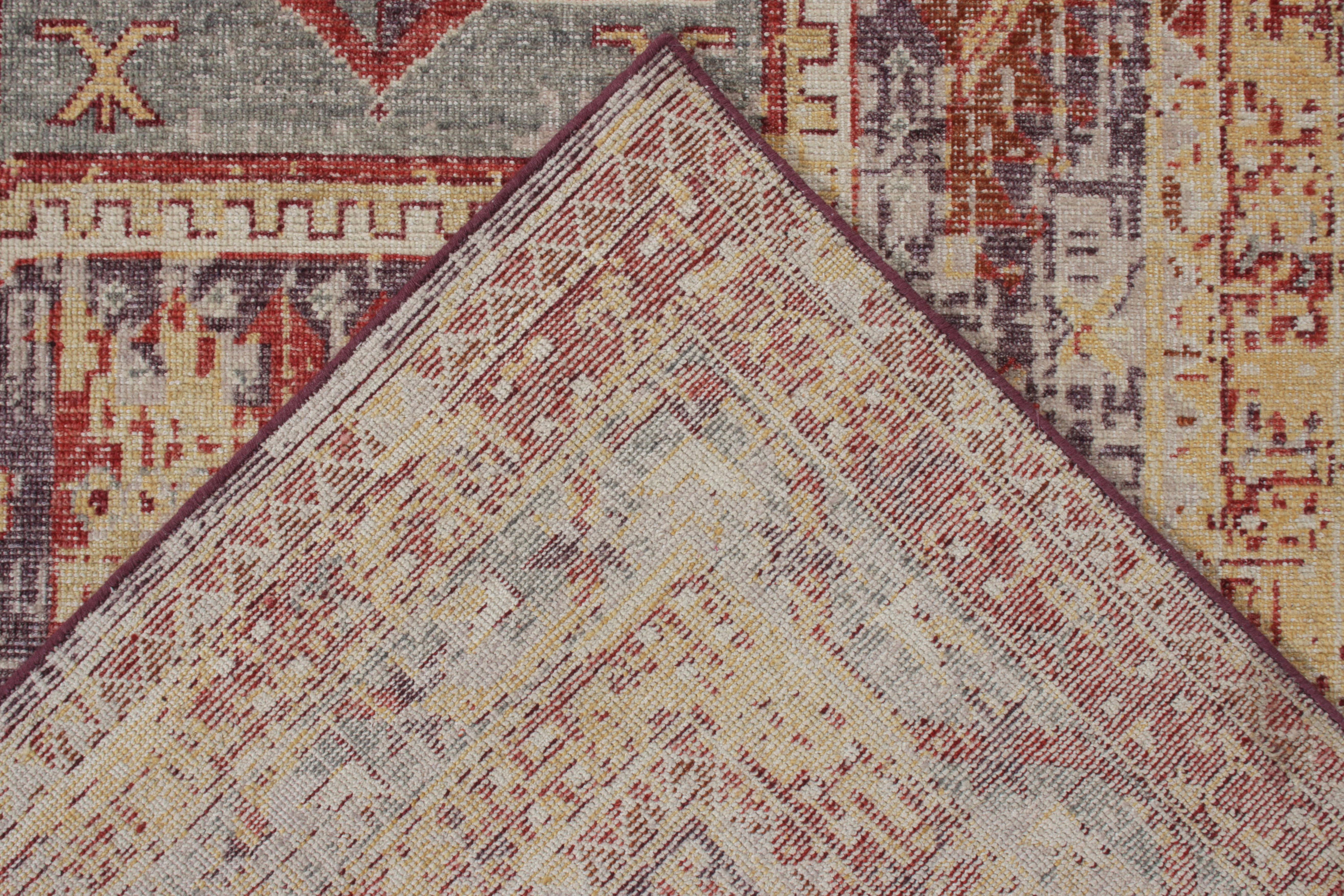 Alfombra de estilo tribal desgastada de Rug & Kilim en azul y dibujo geométrico rojo Anudado a mano en venta