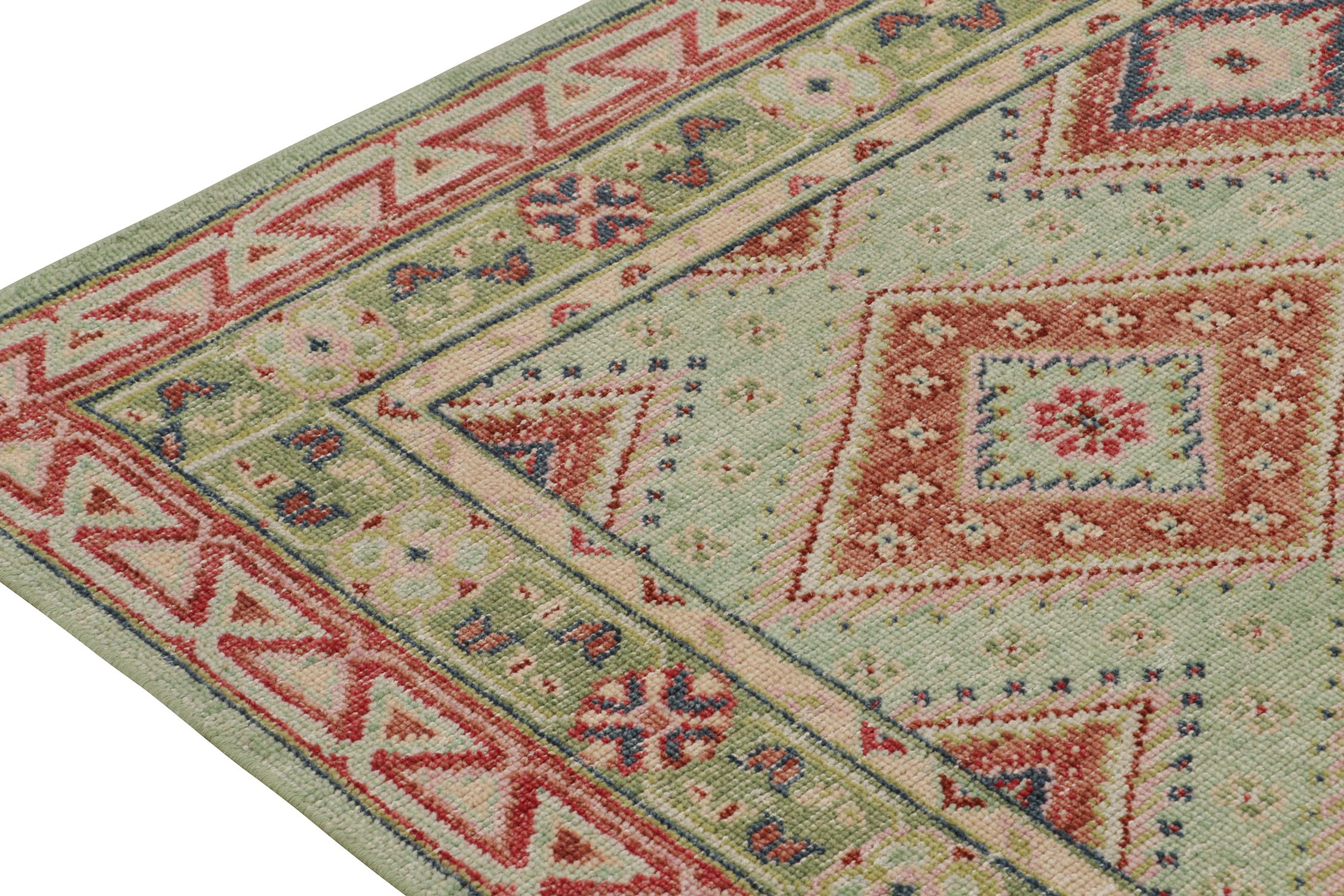 Alfombra de estilo tribal desgastada Rug & Kilim en verde brillante con medallones rojos Anudado a mano en venta