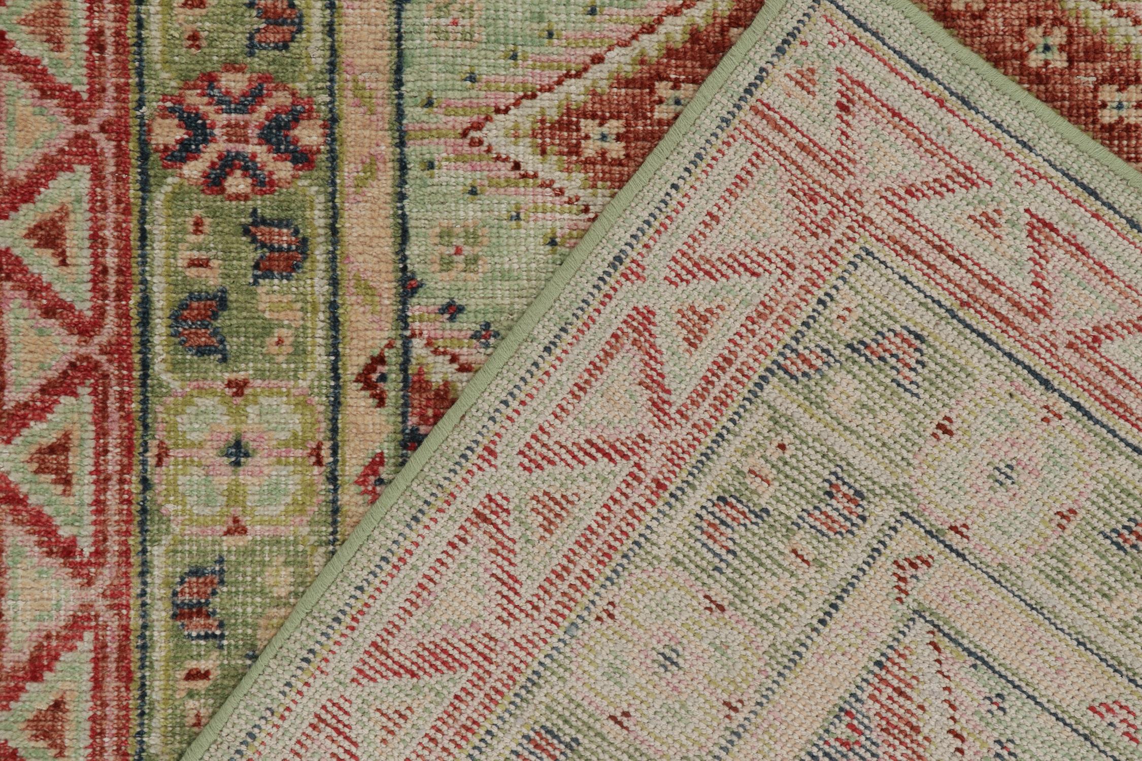 Alfombra de estilo tribal desgastada Rug & Kilim en verde brillante con medallones rojos Siglo XXI y contemporáneo en venta