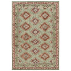 Rug & Kilim è un tappeto in stile tribale con verde brillante e medaglioni rossi.
