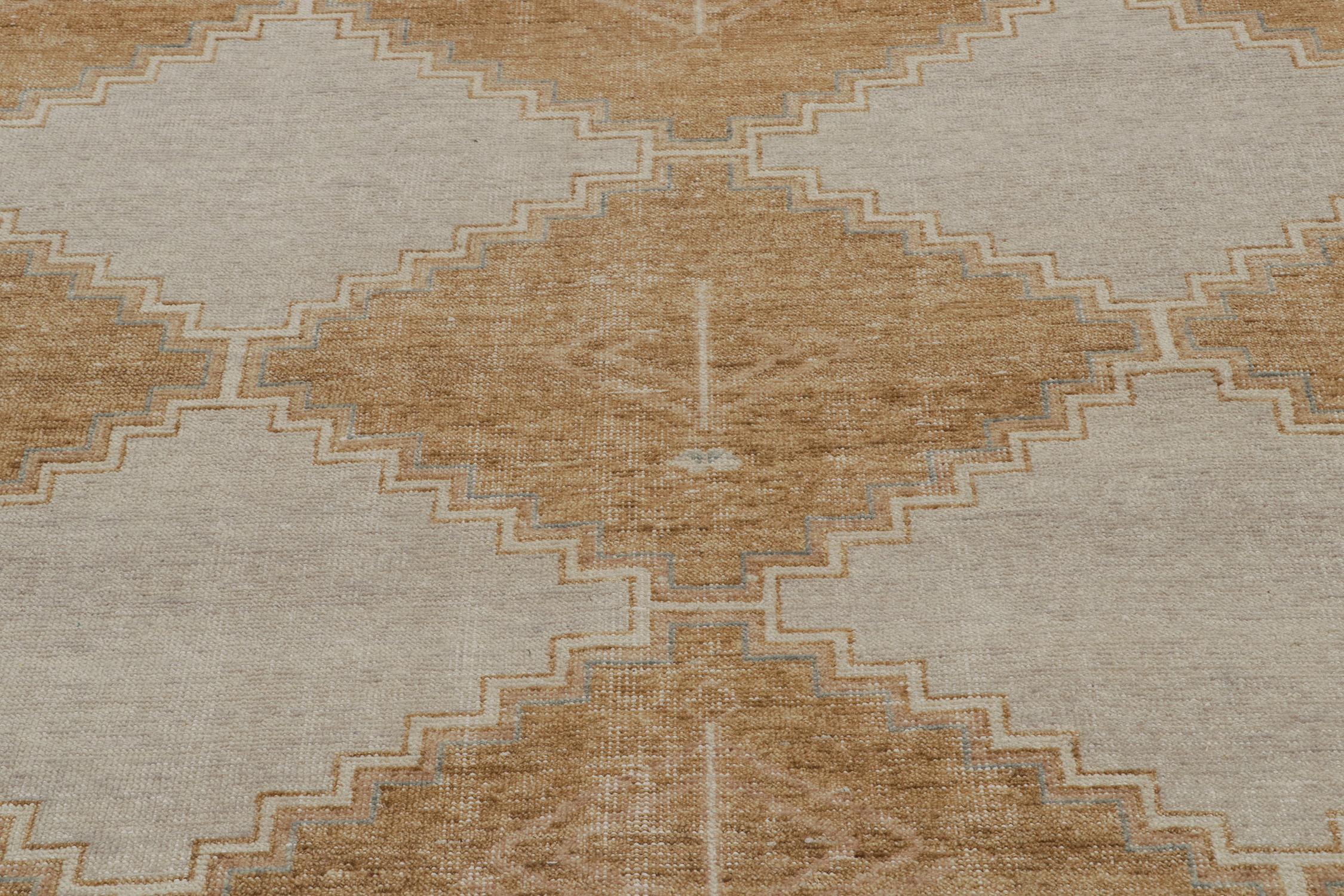 XXIe siècle et contemporain Tapis Distressed Tribal de Rug & Kilim à motifs or, gris et bleu en vente