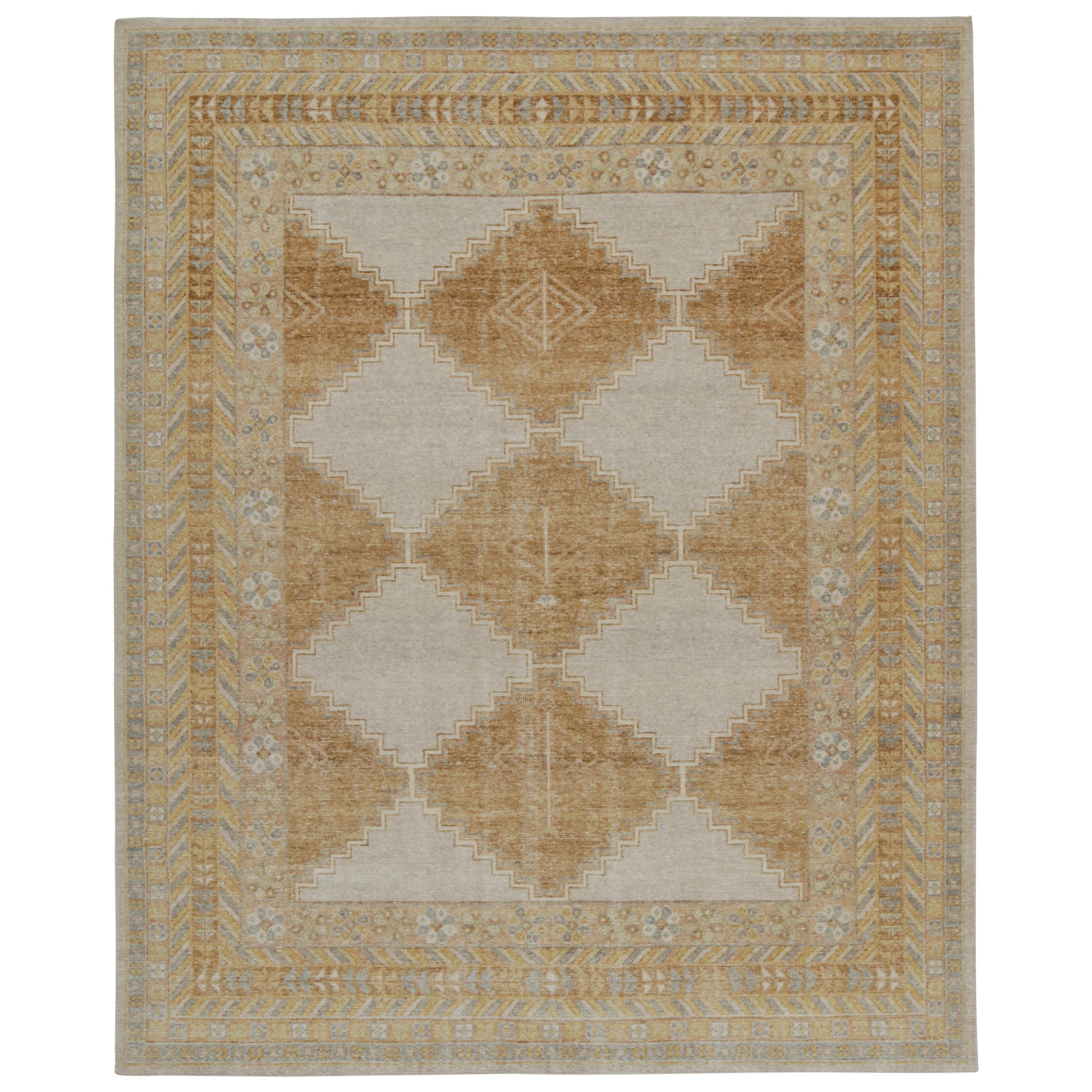 Rug & Kilim è un tappeto in stile tribale con motivi dorati, grigi e blu.