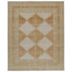 Rug & Kilim è un tappeto in stile tribale con motivi dorati, grigi e blu.