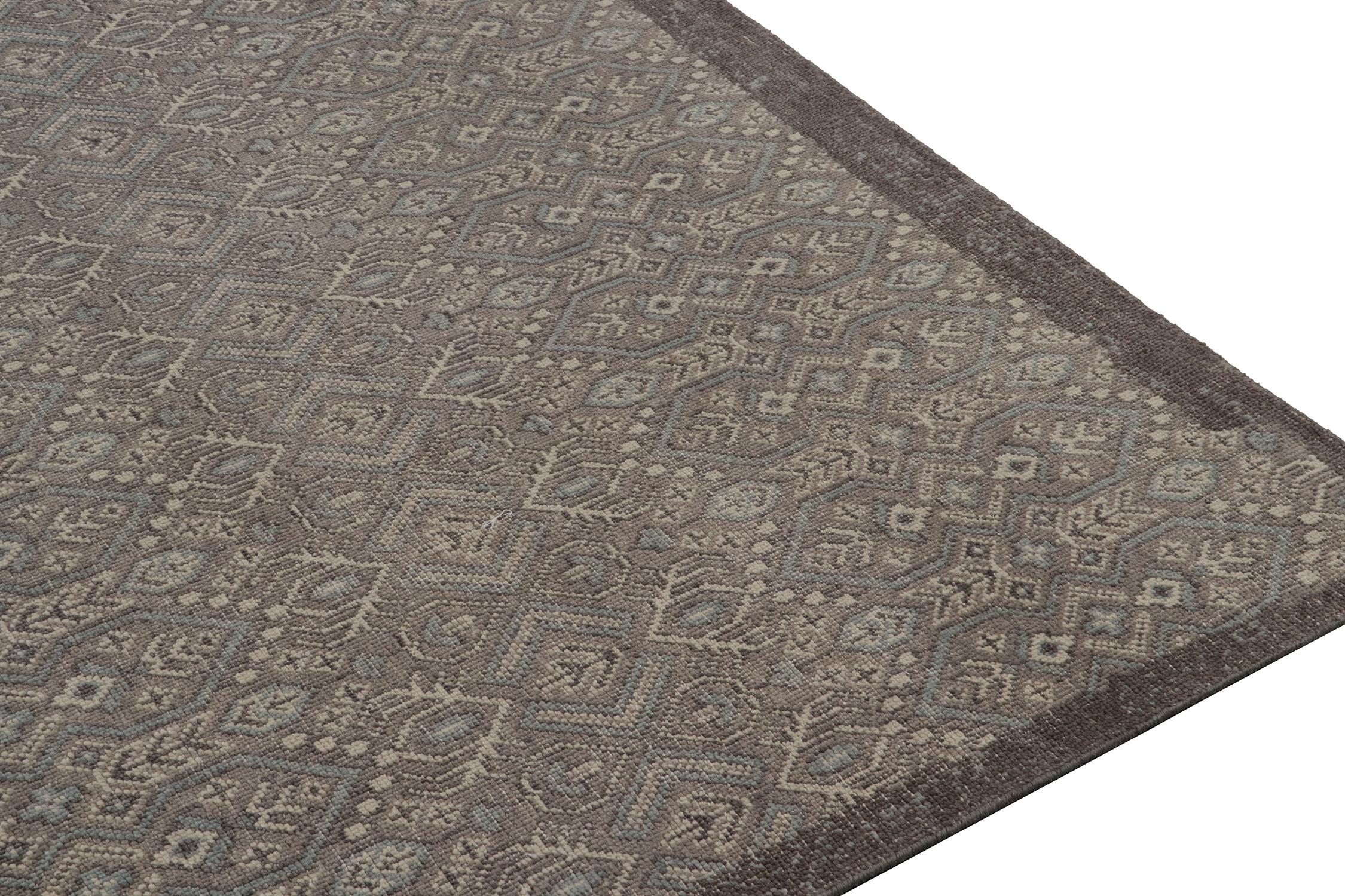 Annodato a mano Rug & Kilim è un tappeto in stile tribale con motivi geometrici grigi e blu. in vendita