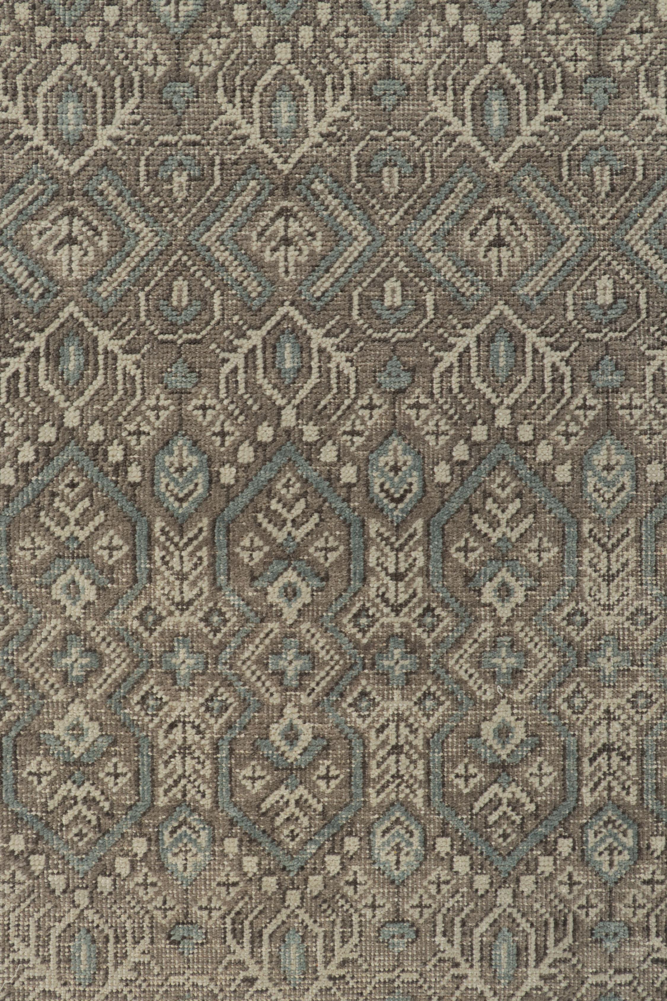 Rug & Kilim è un tappeto in stile tribale con motivi geometrici grigi e blu. In condizioni Nuovo in vendita a Long Island City, NY