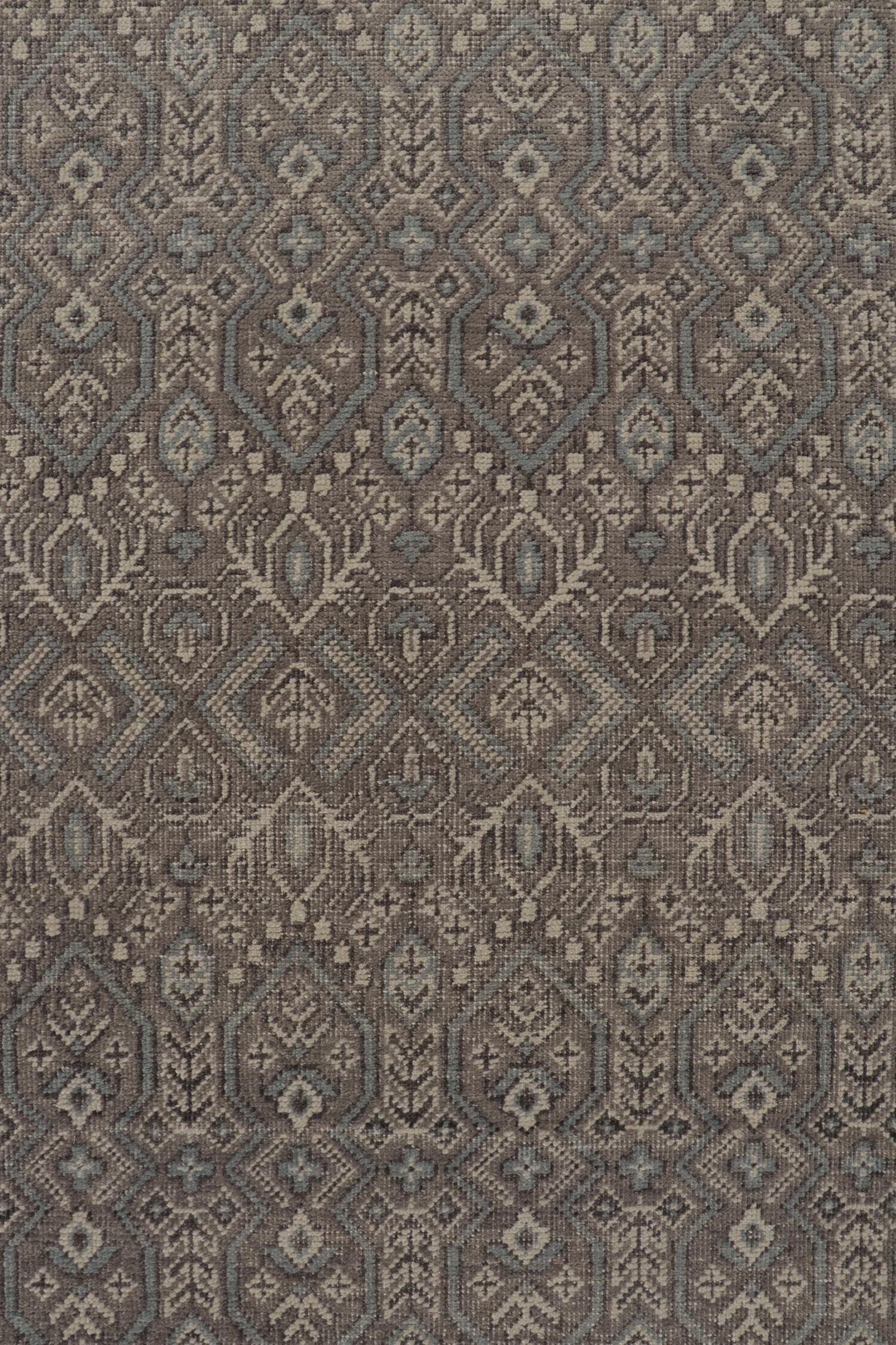 Rug & Kilim è un tappeto in stile tribale con motivi geometrici grigi e blu. In condizioni Nuovo in vendita a Long Island City, NY