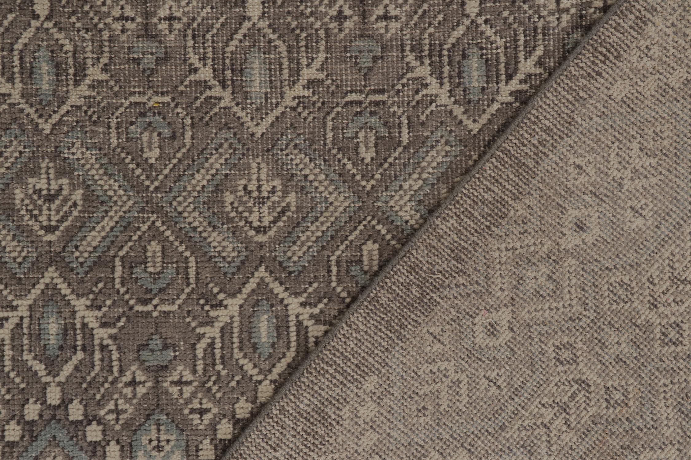 XXI secolo e contemporaneo Rug & Kilim è un tappeto in stile tribale con motivi geometrici grigi e blu. in vendita