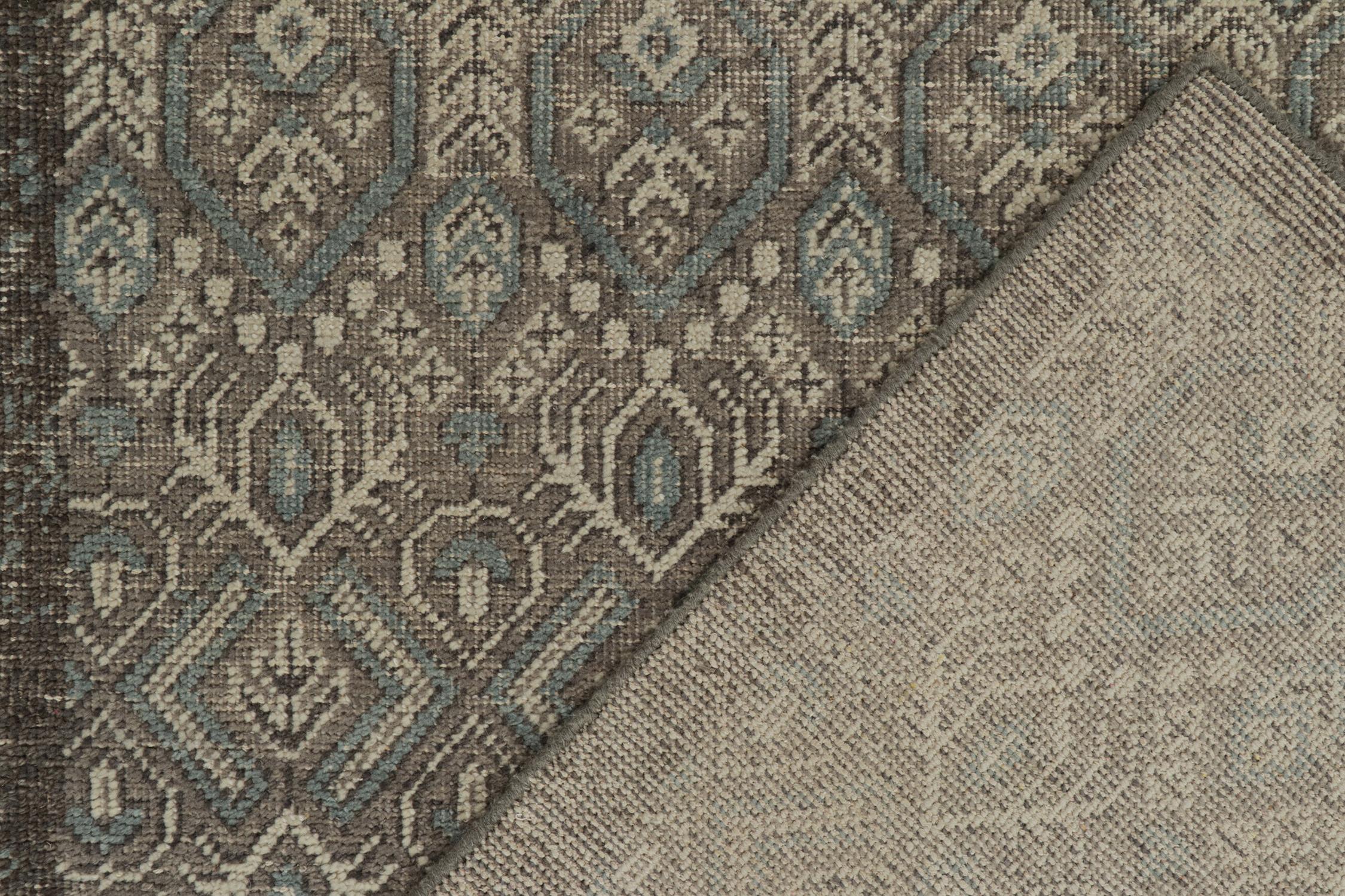 XXI secolo e contemporaneo Rug & Kilim è un tappeto in stile tribale con motivi geometrici grigi e blu. in vendita