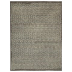 Rug & Kilim è un tappeto in stile tribale con motivi geometrici grigi e blu.