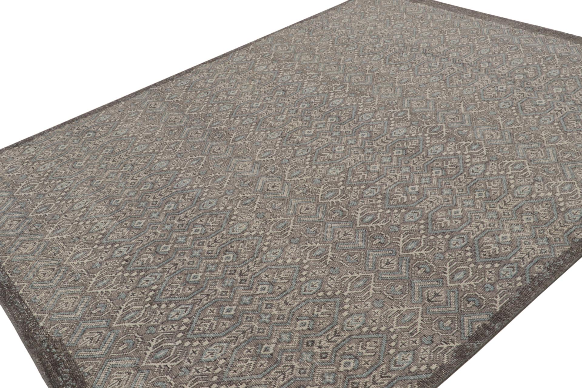 Dieser 8x10 große Teppich ist eine kühne Neuheit in der Homage Collection'S von Rug & Kilim. Dieses aus Wolle handgeknüpfte Stück weist geometrische Muster auf, die von den Stammes-Kilims und Flachgeweben türkischer, persischer und sogar