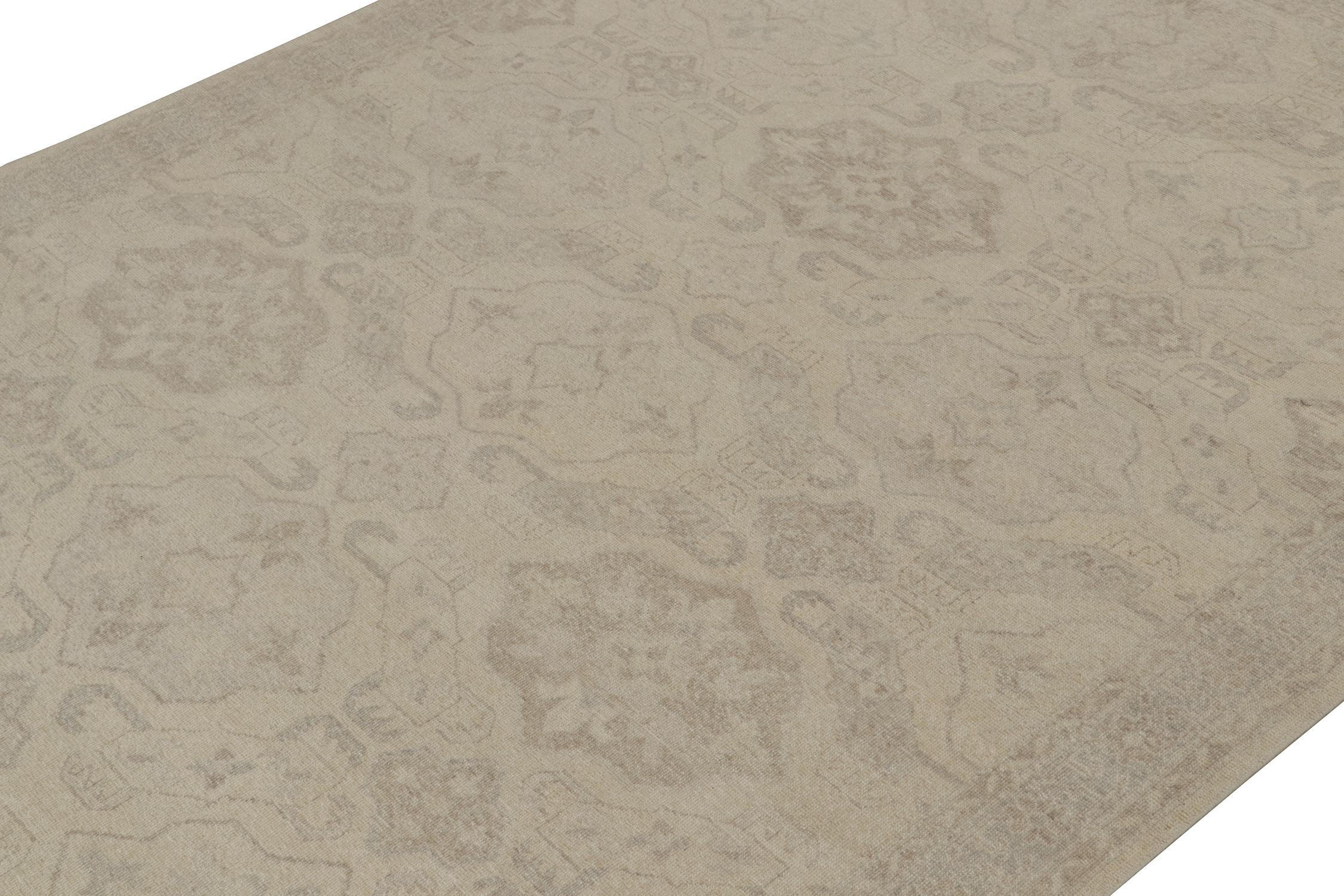 Indiano Rug & Kilim’s Distressed Tribal Style Rug in Greige Geometric Patterns in vendita