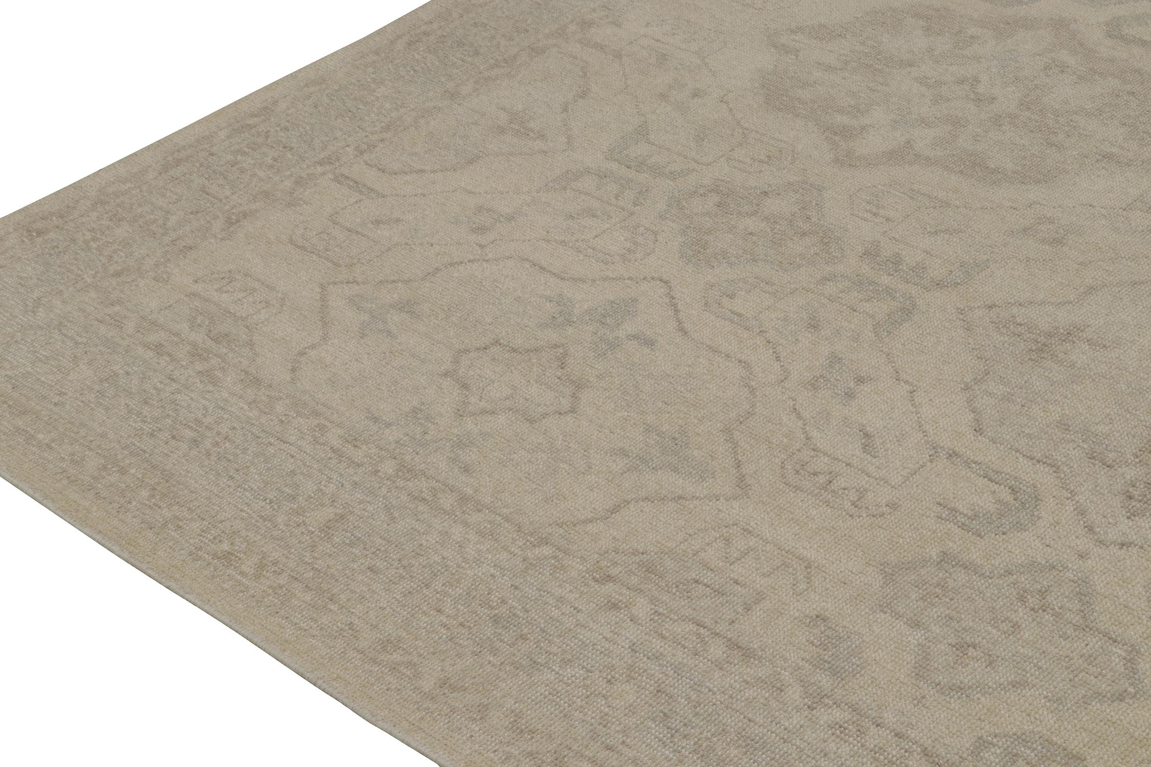 Annodato a mano Rug & Kilim’s Distressed Tribal Style Rug in Greige Geometric Patterns in vendita