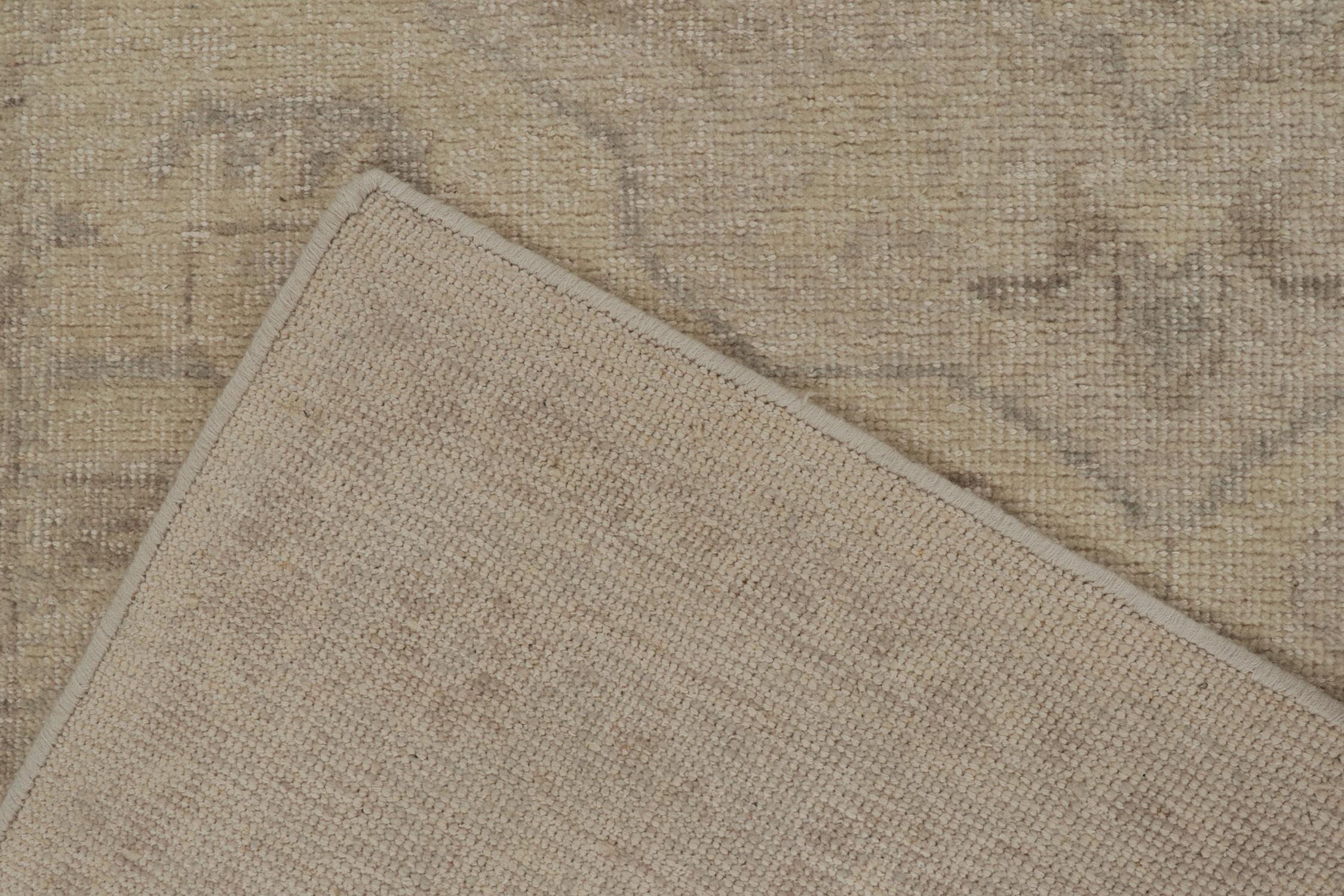 XXI secolo e contemporaneo Rug & Kilim’s Distressed Tribal Style Rug in Greige Geometric Patterns in vendita
