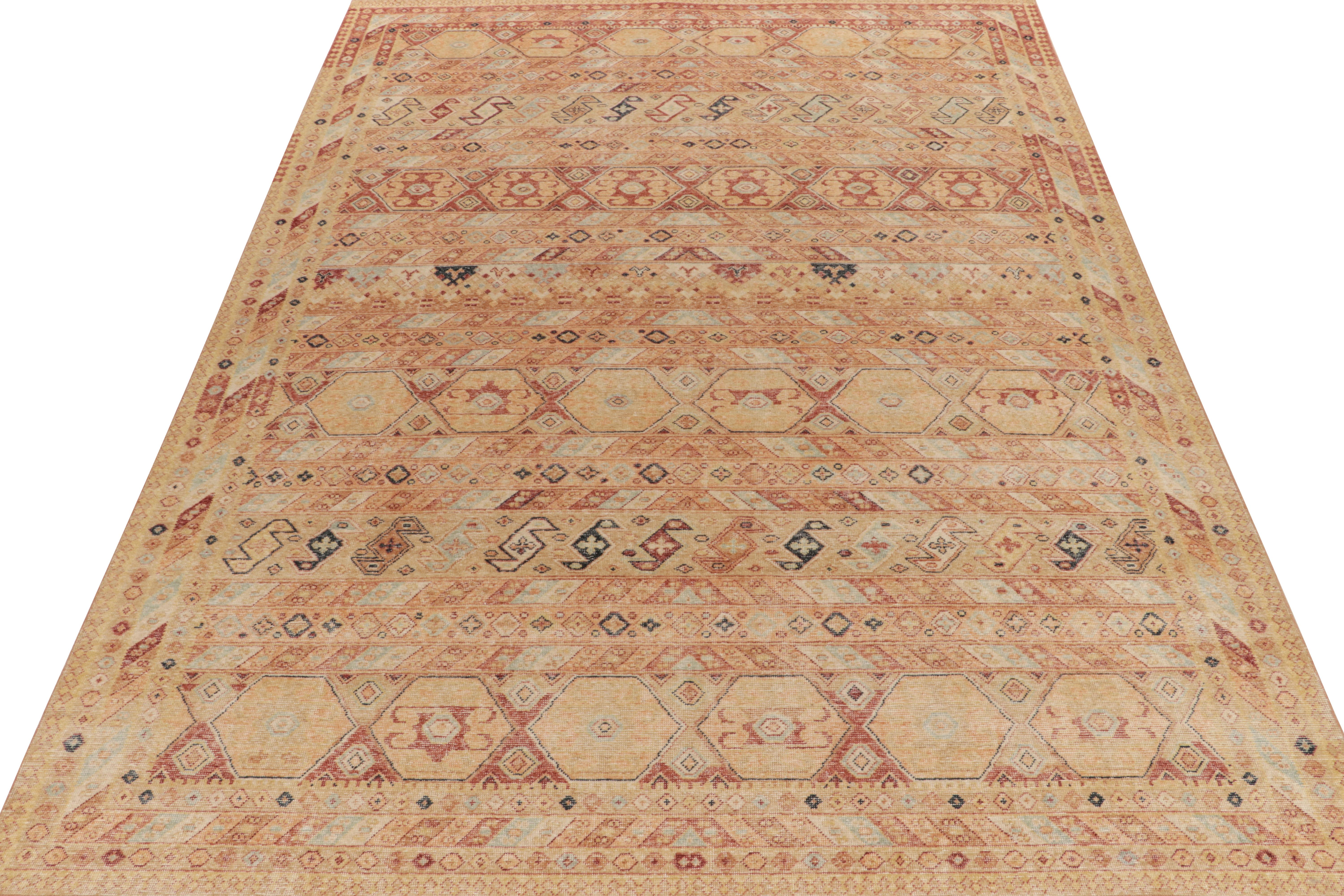 Un pezzo 10x14 in stile angosciato della collezione Homage di Rug & Kilim, con un'impeccabile lana annodata a mano in stile shabby-chic. Ispirato agli stili dei tappeti tribali, il tappeto è testimone di una gioiosa unione di geometria e motivi