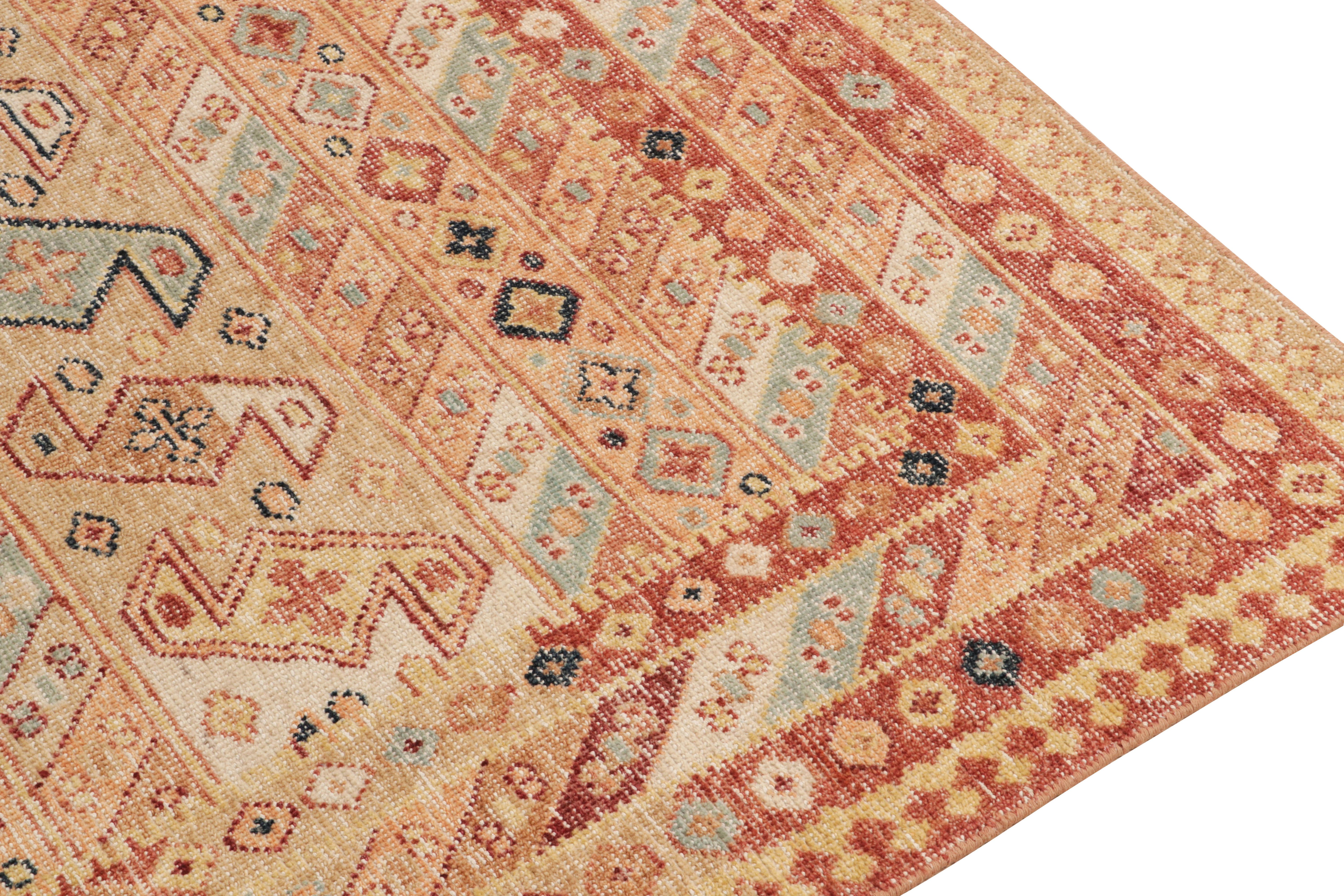 Annodato a mano Rug & Kilim è un tappeto in stile tribale con motivo geometrico arancione e rosso. in vendita