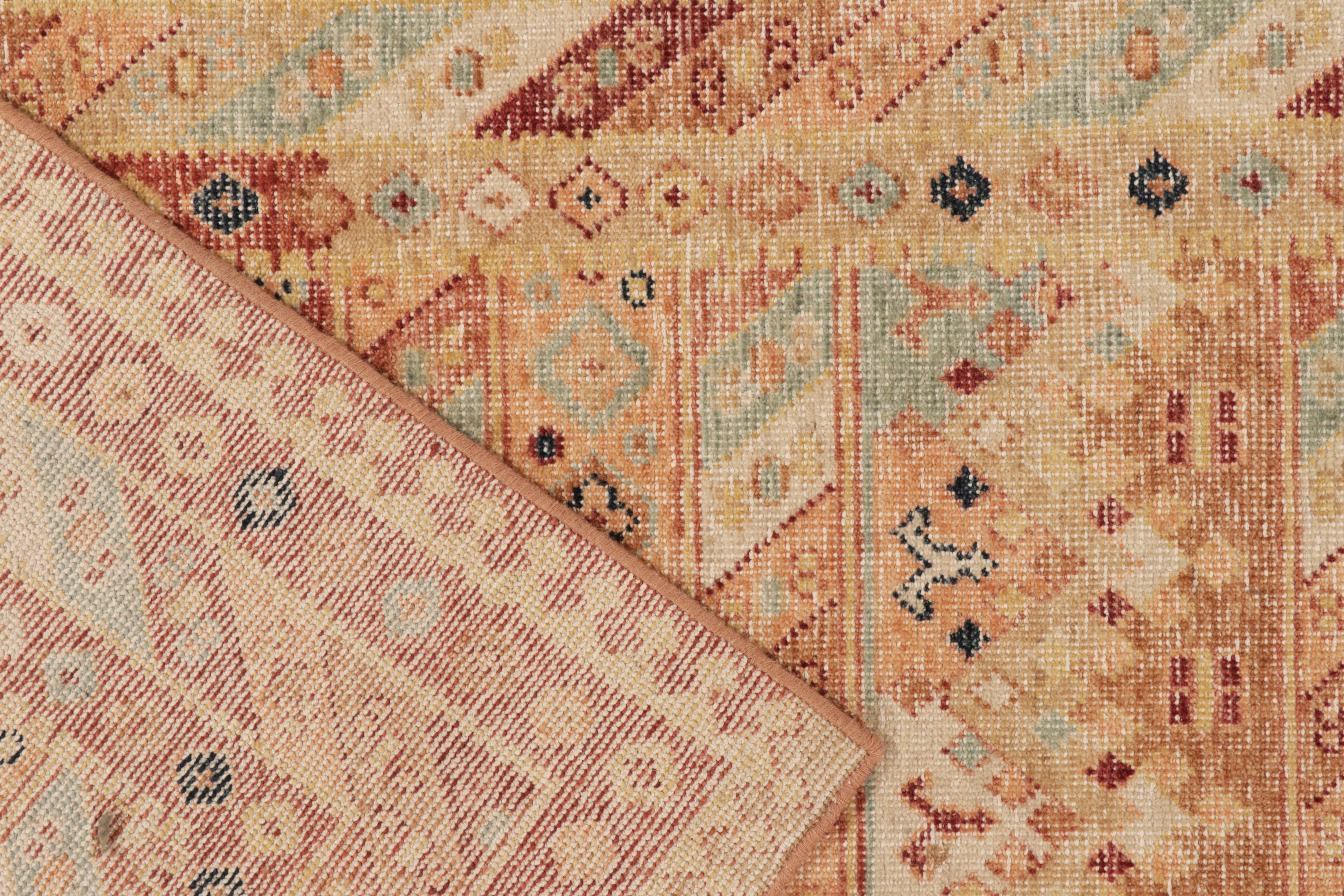 Rug & Kilim è un tappeto in stile tribale con motivo geometrico arancione e rosso. In condizioni Nuovo in vendita a Long Island City, NY